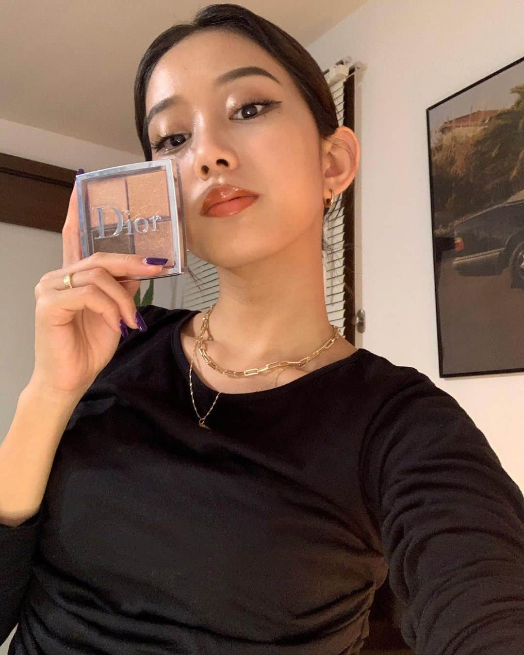 川本七海さんのインスタグラム写真 - (川本七海Instagram)「@diormakeup   Diorのグロウパレットとマキシマイザー新色！！​ バックステージのあるお店、公式オンラインサイトで限定販売みたい！！​ マキシマイザーはラメ感があって唇をプックリに👄 グロウパレットはつけた瞬間からびっくりした！ ラメがキラキラするのはもちろん、一度塗りでも発色がとにかくいいけど２度塗りでも色がくっきりでるから雰囲気も変わるからその日の気分でメイクするのが楽しい！ ラメだけどしっとりしていて肌の密着度合いもすごくてびっくりした！！ ハイライトとしても使えるからほんとーにおすすめ💕​  #sponsored ​ #ディオールコスメ ​ #新作コスメ ​ #ディオールバックステージ ​ #DIORBACKSTAGE ​ #リップマキシマイザー ​ #lipmaximizer​ #グロウパレット​」11月12日 18時06分 - namikawamoto