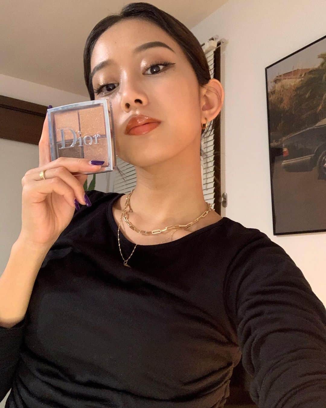 のインスタグラム：「@diormakeup   Diorのグロウパレットとマキシマイザー新色！！​ バックステージのあるお店、公式オンラインサイトで限定販売みたい！！​ マキシマイザーはラメ感があって唇をプックリに👄 グロウパレットはつけた瞬間からびっくりした！ ラメがキラキラするのはもちろん、一度塗りでも発色がとにかくいいけど２度塗りでも色がくっきりでるから雰囲気も変わるからその日の気分でメイクするのが楽しい！ ラメだけどしっとりしていて肌の密着度合いもすごくてびっくりした！！ ハイライトとしても使えるからほんとーにおすすめ💕​  #sponsored ​ #ディオールコスメ ​ #新作コスメ ​ #ディオールバックステージ ​ #DIORBACKSTAGE ​ #リップマキシマイザー ​ #lipmaximizer​ #グロウパレット​」