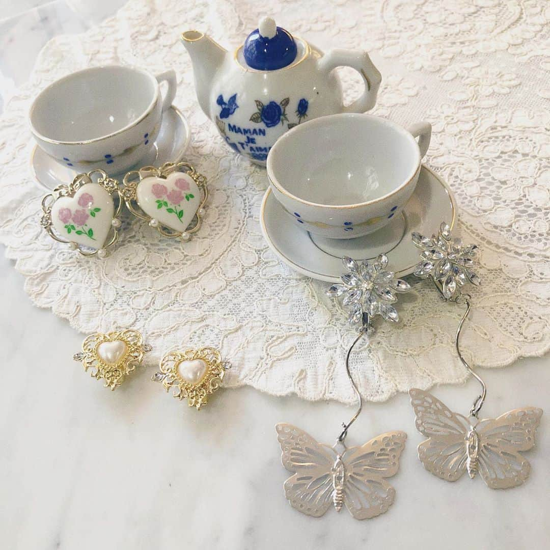 タピエスタイルさんのインスタグラム写真 - (タピエスタイルInstagram)「#タピエスタイルオンラインショップ  では「mignonne♥bijoux」の ハートやバラ、蝶のモチーフの ガーリーなデザインのアクセサリーを ご紹介しております！  ぜひタピエスタイルオンラインショップで お買い物をお楽しみください。  #タピエスタイルオンラインショップ  #タピエスタイル #バタフライアクセサリー  #ハートアクセサリー  #ちょうちょピアス」11月12日 18時08分 - tapiestyle