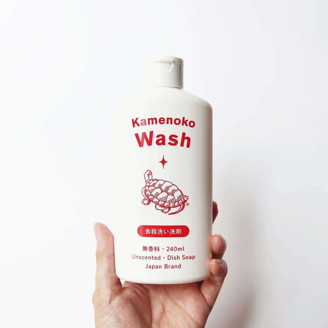 haconiwa / 箱庭のインスタグラム：「亀の子たわしの老舗が作った、手肌にも環境にも優しい台所用合成洗剤「Kamenoko Wash」。﻿ ﻿ 環境に優しいのはもちろん、シンプルでおしゃれな見た目も嬉しいポイント。ちょっとしたプレゼントにもオススメです。﻿ ﻿ 詳しくはhaconiwaサイトにて「亀の子ウォッシュ」で検索、記事を確認してみてくださいね。﻿ ﻿ #亀の子ウォッシュ#亀の子たわし#kamenokowash#台所用洗剤」