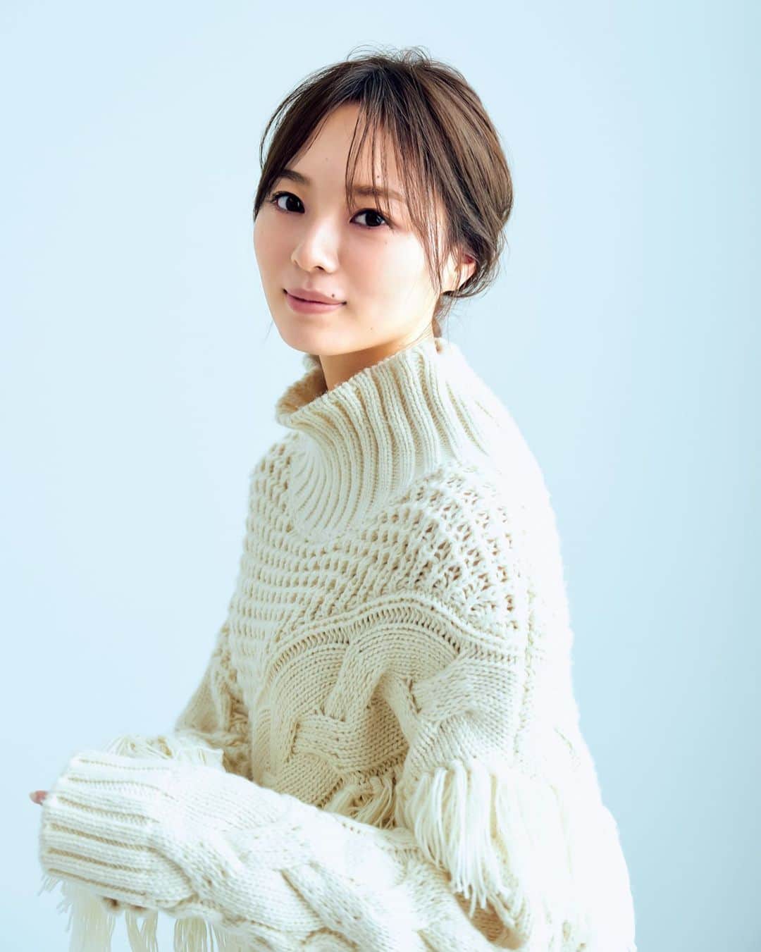 週刊少年マガジンのインスタグラム：「発売中の #週刊少年マガジン 50号に #乃木坂46 #梅澤美波 さんが登場！  1st写真集『夢の近く』が大好評の自然な表情や佇む雰囲気をお届け！  撮影 / 神藤剛 スタイリング / HOUJI MISA ヘアメイク / 田村直子 デザイン / 坂上和也 ( banjo )」