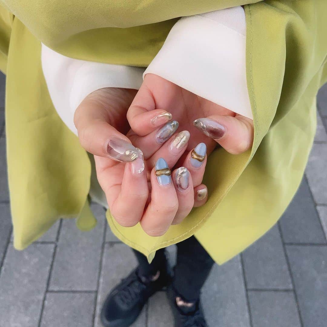 塩川裕美のインスタグラム：「. new nail 🦜💫 . . 今回はニュアンスでちょっとvintageぽいデザインに💅 丁寧にカウンセリングしてくれるから安心🥱 お店タグ付けしてるよ🏷」