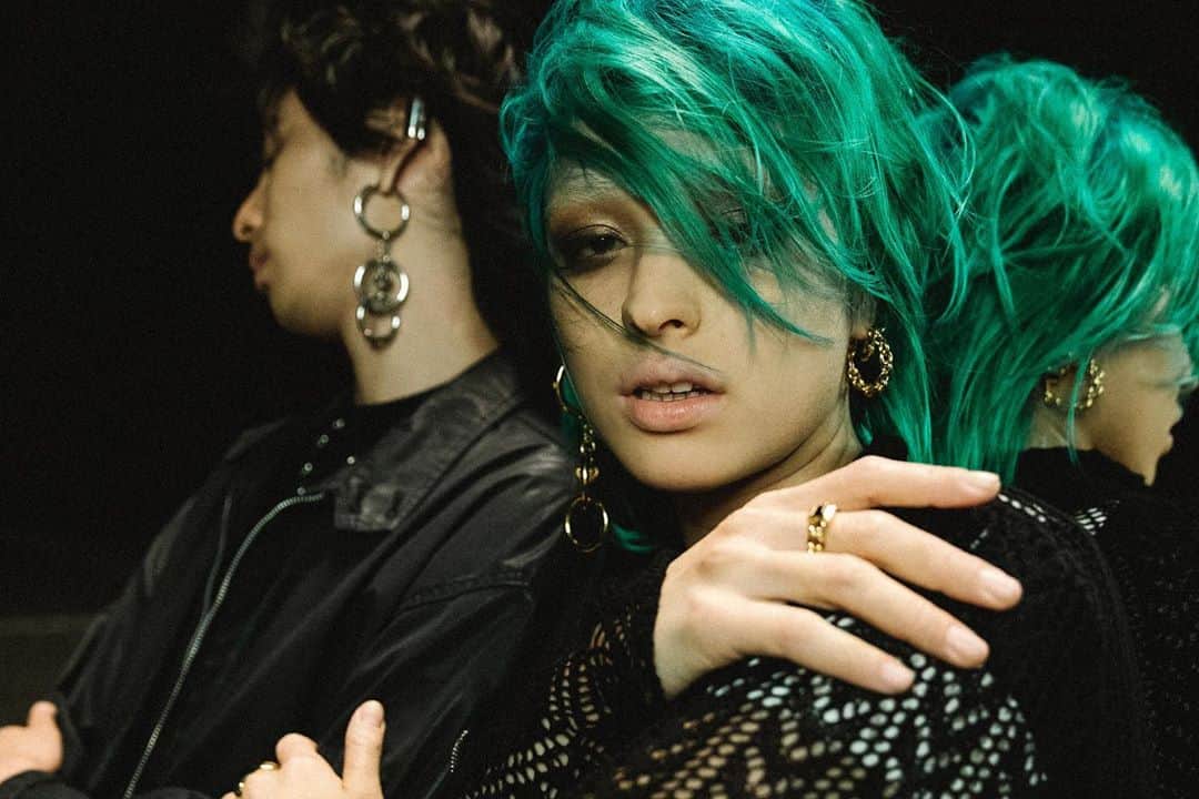 ジャスティンデイビスのインスタグラム：「2020 AW COLLECTION ⠀ “PSYCHOTIC”  酔い痴れる恍惚感 、刺激的で高鳴る胸の鼓動や感情、 快美な別世界へと魅了しジュエリーが誘うサイコティックなストーリー。 ⠀ 新作コレクションは全国直営店、オンラインストアにて発売中。 ⠀ ⠀ _________  Model: Elena Midori @elena_midori_ Takato Yano @t_san___  Music: Ryo Takahashi (pistachio studio) @aaairyo  Director: Takahito Matsuno(maxilla) @mtssn  Producer: Seiya Suzuki(maxilla) @seiya02_23  Production Manager: Yudai Ishii(maxilla) @_yudai_ishii_ Daichi Tanaka(maxilla) @tnkdddd Yohei Miyata Aoi Isobe Manji-Low  Director of Photography: Junpei Suzuki @junpeisuzuki155  Chief Assistant: Shunsuke Hamada 2nd Assistant Camera: Mizuho Matsuda  3rd Assistant Camera: Takayuki Ota   Lighting Engineer: Ryo Takahashi @ryotakahashi34  Lighting Assistant: Koichi Ito Yasuyuki Imai Junichi Amari Shinpei Kawasaki Hiroki Ikeyama Thukasa Hasegawa Ryo Ueda  Still Camera: Yu Kubo @yukubo Kenji Kitazato @kenji.87  Prop Stylist: Emi Kaneko @emi.kaneko_  Props Assistant: Sayuki Miyaushiro Yumi Kawana  Stylist: Sota Yamaguchi  Hair & Make up: MASH __________  #justindavis  #ジャスティンデイビス」