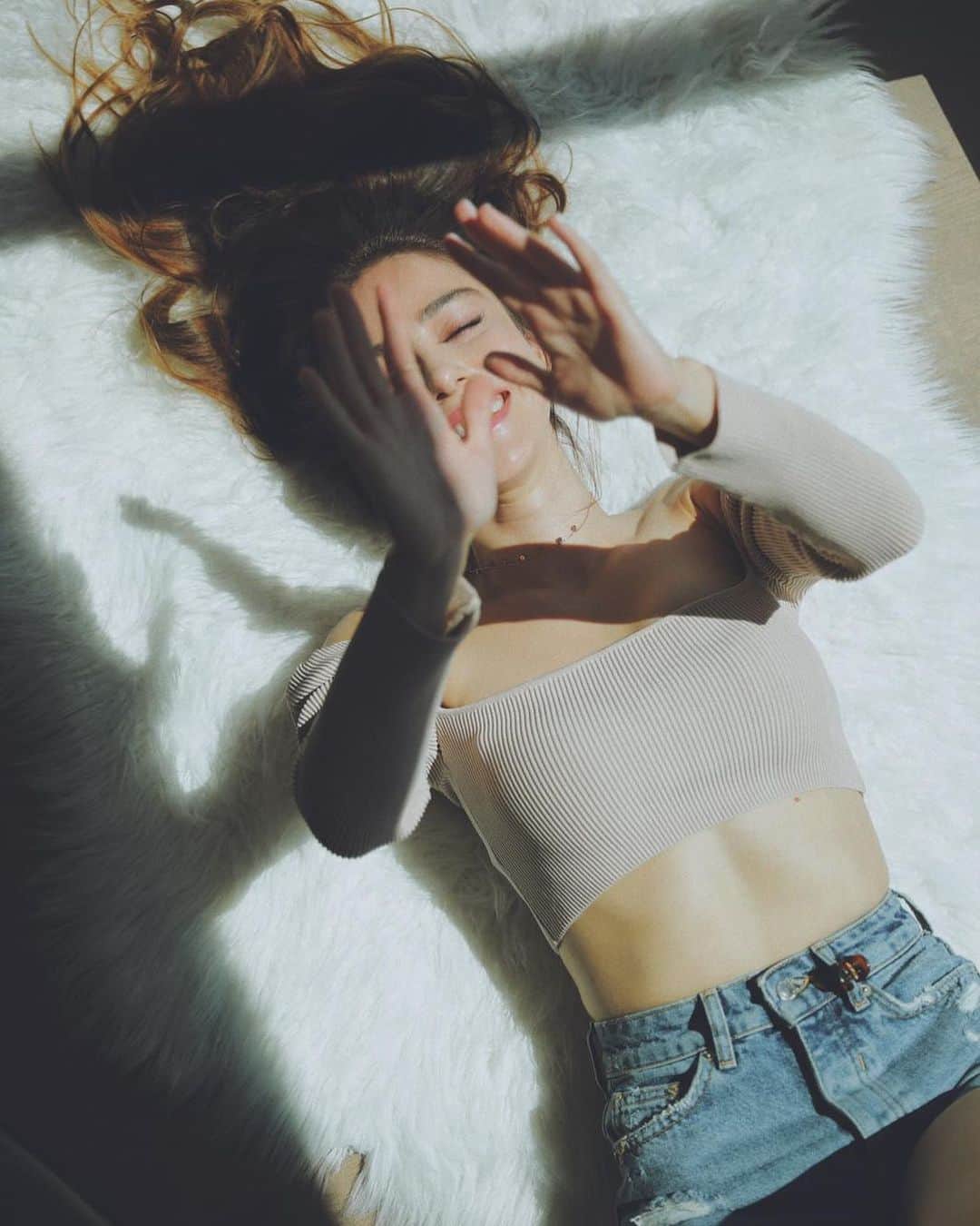 Ozge Gurelのインスタグラム：「🌻🌻」