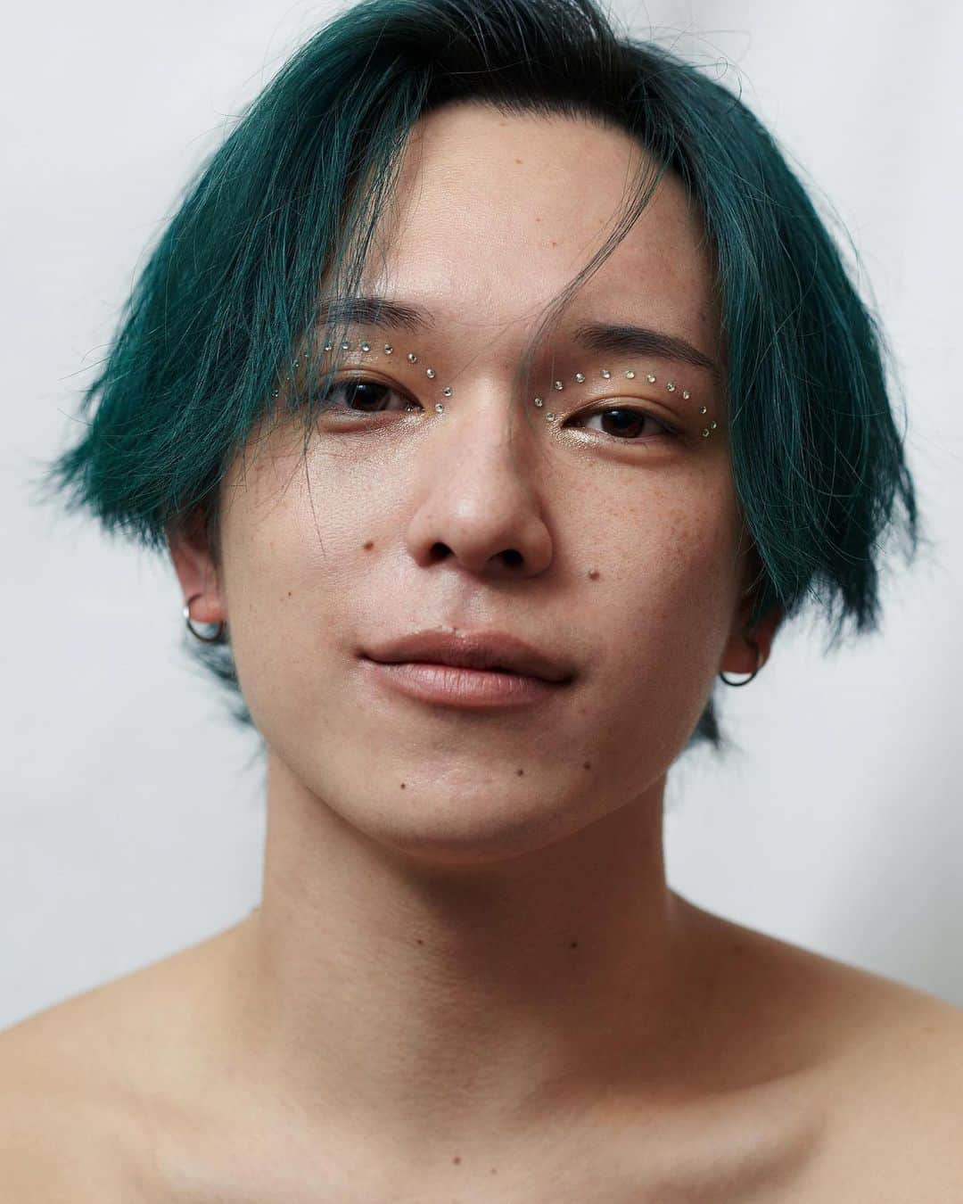 NAOPISのインスタグラム：「性別や年齢という枠を超えて、メイク、ヘアカラーで自己表現をする。﻿ なりたい自分、ありのままの自分になる。﻿ ﻿ 自分らしさを創ってくれるメイク💄﻿ ﻿ 全部正解だね☺️それでもシワや毛穴一つも愛したい。﻿ ﻿ 素敵な撮影ありがとうございました☺️﻿ ﻿ photo @hsgwrm2 ﻿ makeup ﻿@marino_makeup_ hair @masaki_hair ﻿ ﻿ ﻿」