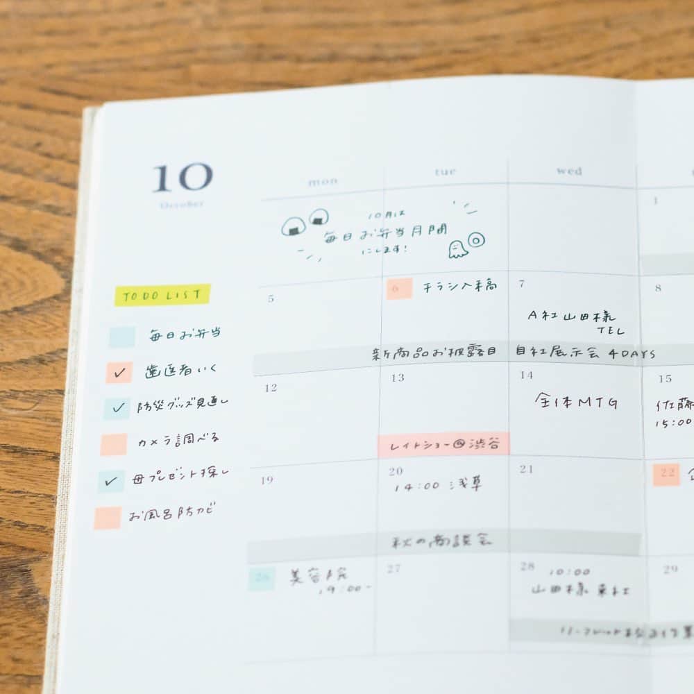 カンミ堂 公式のインスタグラム：「✍️書いた文字ごとはがして移動もできる、はがせるマーカー『フセンマーカー』  昨日情報リリースとなった、 カンミ堂の新商品『フセンマーカー』🙌 フィルムふせんの特長を活かした “ふせんのマーカー”です✨  『フセンマーカー』のふせんは フィルム製ながら筆記が可能✍️ 鉛筆(シャープペンシル)、油性ボールペン、 油性ペンで書き込めます👍  上に書いた文字ごとはがすことができるので、 ラインの上に予定などを書き込んでおけば、 変更があってもはがして修正ができます✏️  自分の手帳の枠や幅に合わせて 長さを調整できるのも『フセンマーカー』の 嬉しいポイント💡  来週11月19日(木)の発売をお楽しみに☺️  ＊商品詳細は、プロフィールより弊社公式HPをご覧ください。 ＊店舗により取扱い開始時期が異なります。 ＊各店舗の在庫状況は、お手数をおかけいたしますが、お客さまより直接販売店舗さまへご確認ください。  #new #新商品 #FUSENMARKER #フセンマーカー  #カンミ堂 #kanmido  #付箋 #ふせん  #フィルムふせん  #手帳  #手帳タイム#手帳の中身 #シンプル  #マーカー #stationery #bungu #文具 #文房具 #文房具好き #stationeryaddict」