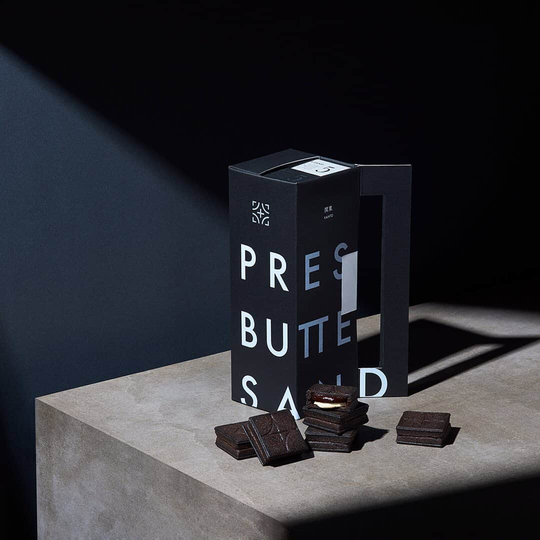 PRESS BUTTER SANDさんのインスタグラム写真 - (PRESS BUTTER SANDInstagram)「【関東限定】「バターサンド2種セット〈黑〉関東」 PRESS BUTTER SANDの関東の限定店舗では、定番のバターサンドと「バターサンド〈黑〉」の2種を組み合わせたセットをご購入いただけます。関東限定のデザインは、クールな印象の黒のスリーブに箔押しされた「関東 KANTO」の文字が特徴。スタイリッシュなデザインは、ギフトとしてもオススメです。  《バターサンド2種セット内容》 □ バターサンド〈黑〉| 都会的なイメージをお届け。ラム酒で香り付けしたチョコレートキャラメルの2層を挟み込んだ、大人な味わいが魅力。  □ バターサンド  ブランド誕生から愛されている2層仕立ての「バターサンド」。サクサク食感のクッキーに、濃厚なバタークリームと口どけのよいバターキャラメルを挟み込みました。  【商品概要】 ■「バターサンド2種セット〈黑〉関東」¥2,550（税込） 販売店舗：PRESS BUTTER SAND 東京ソラマチ店、池袋駅店、エキュート大宮店、ルミネエスト新宿店、小田急マルシェ新宿店、成田空港第2ターミナル店、グランデュオ立川店 *成田空港第2ターミナル店は現在休業中です。  ▼詳しくはこちらより https://buttersand.com/news/new_yakitate2020 . . #プレスバターサンド #pressbuttersand #バターサンド #キャラメル #チョコレート #クッキー #バター #手土産 #お土産 #おみやげ #ギフト #パッケージデザイン #ギフト #お菓子 #焼き菓子 #sweets #スイーツ ﻿ #ご褒美スイーツ﻿ #スイーツ好き ﻿ #スイーツ部 #おうちカフェ #関東限定 #地域限定」11月12日 18時24分 - pressbuttersand