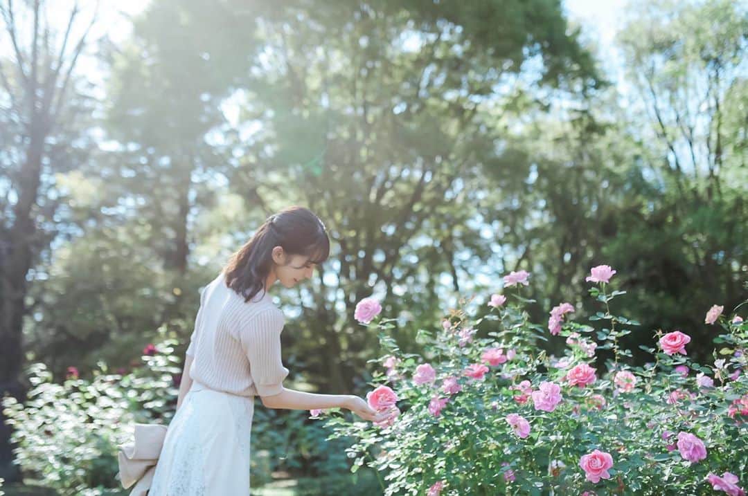 栗田麻理のインスタグラム：「. お花が綺麗でした💐 . photo by @daichi_photo  #ポートレート #ポートレート撮影」