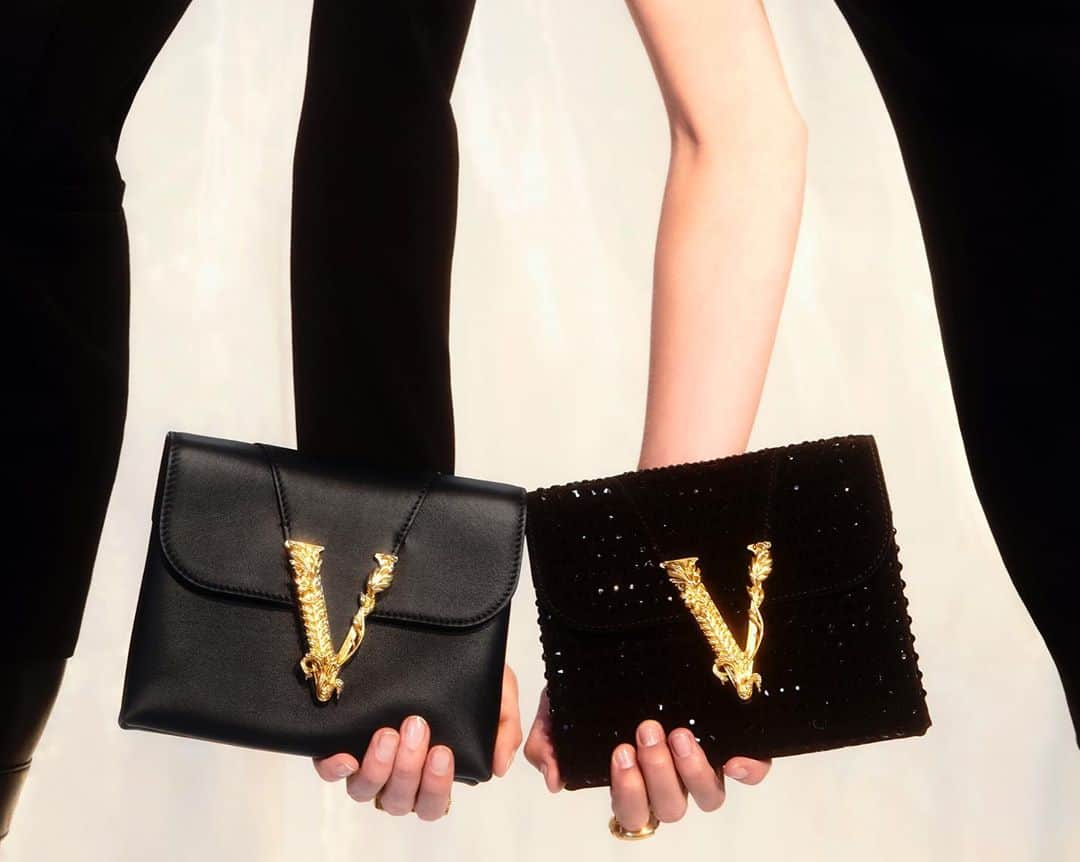 ジャンニヴェルサーチさんのインスタグラム写真 - (ジャンニヴェルサーチInstagram)「Pockets of joy - downsized #VersaceVirtus clutch bags add shimmer and sparkle this festive season. Shop the selection through the link in bio. #VersaceHoliday」11月12日 18時18分 - versace