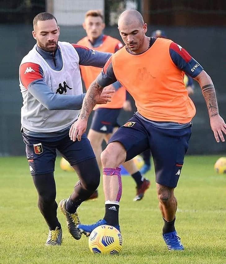 ステファノ・ストゥラーロのインスタグラム：「Si lavora sodo! ⚽️👊🏼 #focus #training #ForzaGenoa @genoacfcofficial」