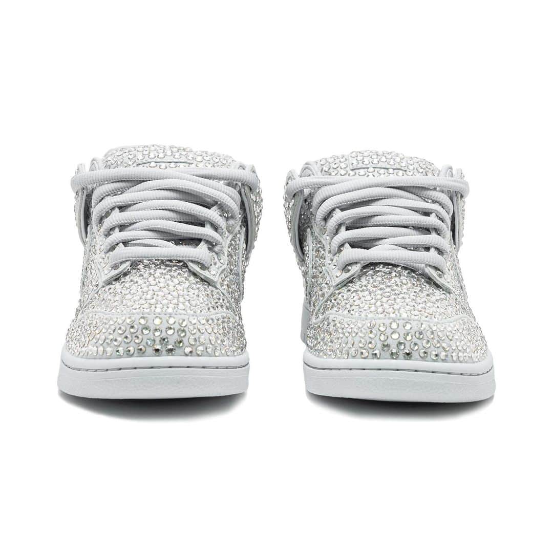HYPEBEASTさんのインスタグラム写真 - (HYPEBEASTInstagram)「@hypebeastkicks: @nike has officially released the details on the @cactusplantfleamarket x Nike Dunk Lows. The shoes see a full white upper covered in Swarovski crystals, an exaggerated Swoosh logo, a thick-padded tongue, detachable double lace flaps, and a Double Vision smiley shoe tag. It’s set to drop alongside a “Just Do It” Swarovski hoodie on November 18 at the Cactus Plant Flea Market online store.⁠⠀ Photo: Nike」11月12日 18時21分 - hypebeast