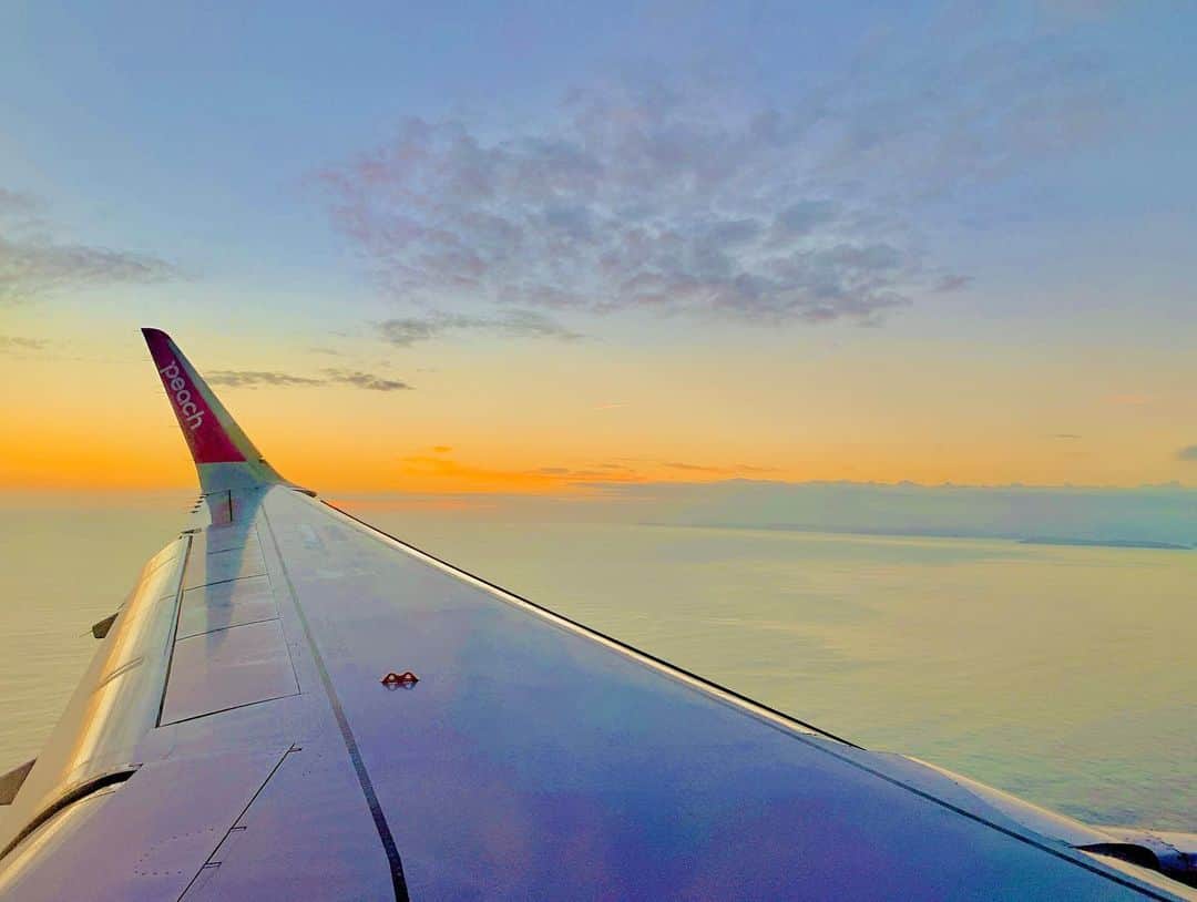 福田樹さんのインスタグラム写真 - (福田樹Instagram)「・ ・ 初peachでした🍑  反射してスマホ写っちゃってるの残念すぎるけど、、 少し加工はしてるけど、、 すっごい綺麗な景色だったから載せちゃう✈️☀️✨  飛行機からの眺めほんと好き。(ほぼ爆睡してたけど) ・ #空の旅  #飛行機  #雲の上  #成田空港  #bluesky  #sunset  #beautifulview  #旅日記」11月12日 18時22分 - itsukifukuda