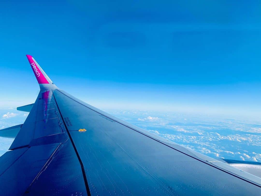 福田樹のインスタグラム：「・ ・ 初peachでした🍑  反射してスマホ写っちゃってるの残念すぎるけど、、 少し加工はしてるけど、、 すっごい綺麗な景色だったから載せちゃう✈️☀️✨  飛行機からの眺めほんと好き。(ほぼ爆睡してたけど) ・ #空の旅  #飛行機  #雲の上  #成田空港  #bluesky  #sunset  #beautifulview  #旅日記」