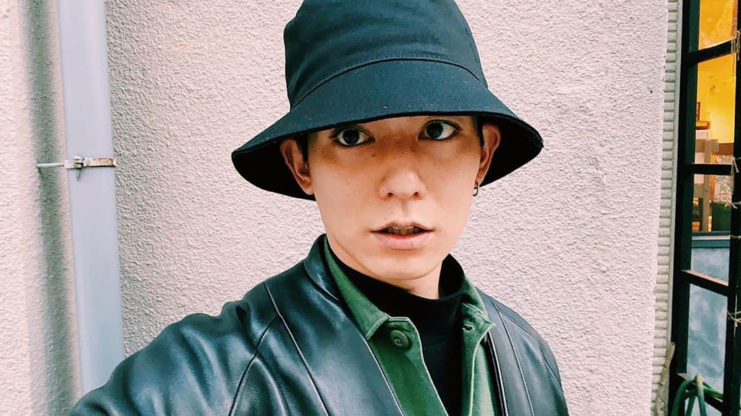 榊原徹士のインスタグラム：「New hat, bucket hat is my favorite. And This month, I'll do my English Class. Check my story and come on.  新しい帽子、普段メガネなんでそれに合うもの探してるところ。 今月の28日にはEZPZイングリッシュもあるのでストーリーからとんでね。  #selfie #vsco #new #hat #自撮り #盛れる #アプリ #募集中」