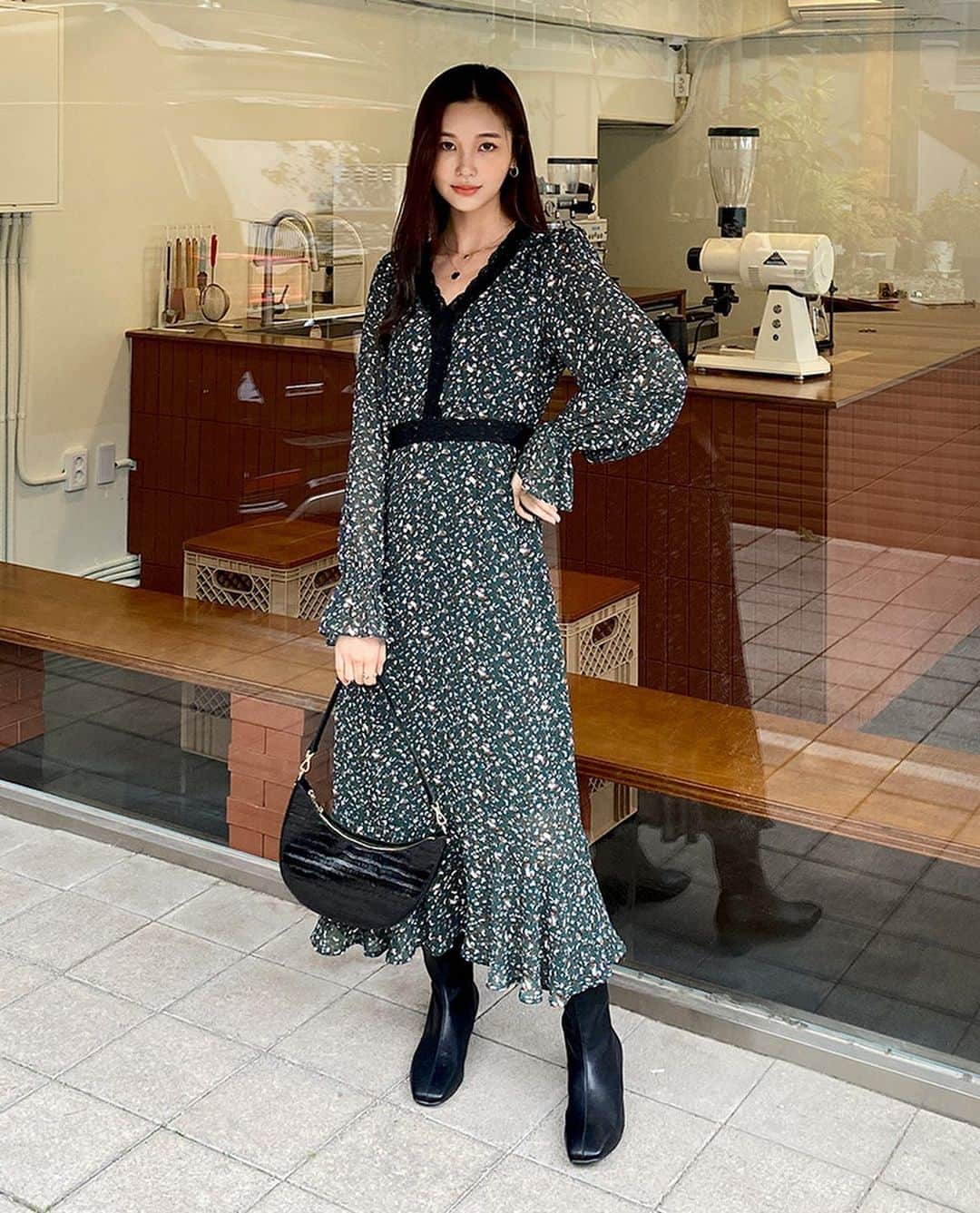 imvelyジャパンのインスタグラム：「今日の新作🙋‍♀️✨ ✔︎ブラックレースフラワーロングワンピース  ブラックレースがポイントを与えて 大人可愛いワンピース🤫♥  さらりとしたポリエステル素材と セミマーメイドラインのスカートで 細見え効果で演出します✨✨  #イムブリー #IMVELY #韓国ファッション #大人可愛い #ワンピース #大人カジュアル」