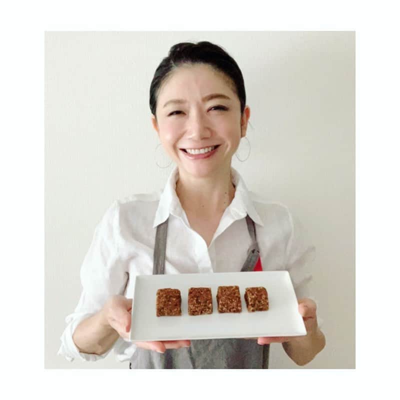 市橋有里のインスタグラム：「今週は、#小腹対策 のスイーツ♪ スイーツ苦手な人も食べやすいし、混ぜるだけの簡単なレシピなので、秋のミネラル補給にぜひ✨ レシピはプロフィールから見られます😊 ・ #ダイエットポストセブン #ミネラル補給 #デーツ #小腹対策 #小料理屋あり」