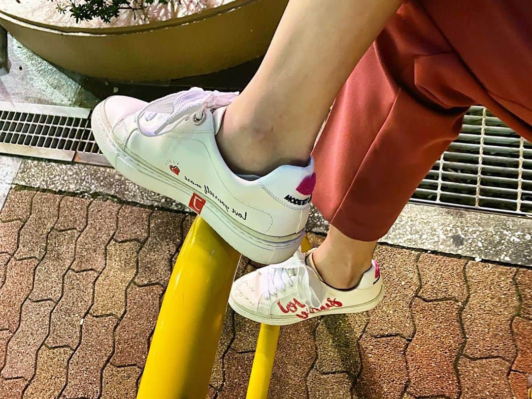 木村安梨沙のインスタグラム：「買ってなかなか履けてない👟 後ろのリップマークがかんわいいの😚」