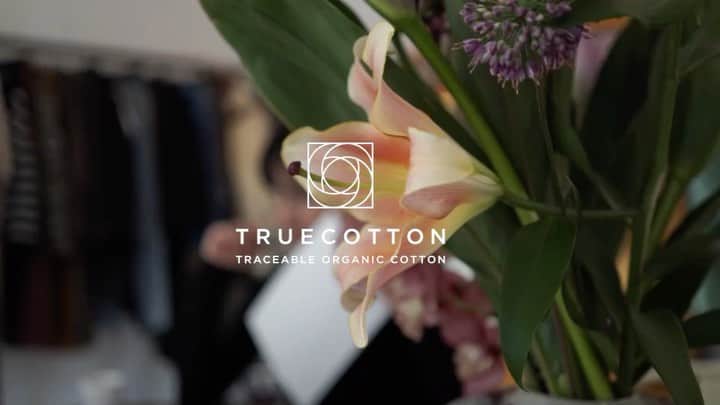 ラブリのインスタグラム：「お知らせ👏12月発売予定のトレーサブルオーガニックコットン　@true_cotton のマスクとマスクケースをデザインし、コラボレーション商品を製作中です。  食べ物と同じように、見に纏うものや身近なコットンにも、トレーサブル(生産者、背景まで遡ることができる) な価値を浸透させることを目的としたTRUECOTTON。  売り上げは、WWFの活動にあてられます。  日常に馴染むようなデザインと色合いにしたいと思っています。もう少し待っててね！  @true_cotton」