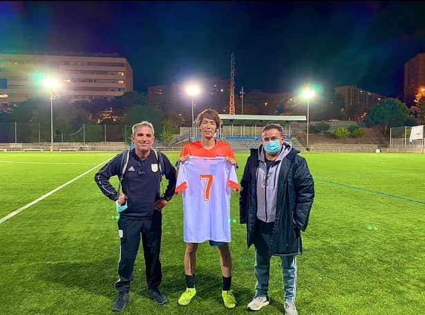 Alb Barcelona Football Academyのインスタグラム：「🇪🇸ビジネスカリキュラム⚽️ . 前期ビジネスカリキュラムの一環として指導者講座を11コマにわたり実施中✍️ . 今回は8期生ソラから現地の声が届いています🗣 . バルセロナで指導している方からの講座により、選手の特徴や指導方法、戦術に至ってスペインと日本のサッカーの違いを直で学ぶことができています。 . 各国の文化や特徴がある為、スペインで学んだ事を全てそのまま日本で応用するのではなく、（逆も然り）その場所で見合った指導をしなければなりません。 . スペインでは各プレー、各戦術が細分化されており、しっかりと言語化して選手たちに伝えなければいけないと思いました。 . また、言語化することはサッカー指導以外でも上司と部下の関係など、これから社会に出た時にも活かせれる点だなと感じています。 . . . #アルビレックス新潟 #バルセロナ #アルビバルセロナ #アルビレックス新潟バルセロナ  #サッカー #留学 #スポーツビジネス #指導者 #スペイン #スペイン語 #海外」
