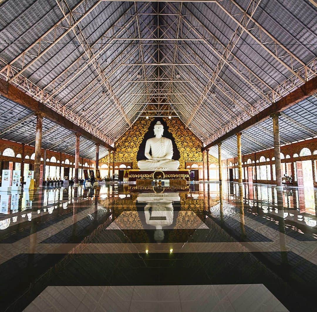 タイ国政府観光庁さんのインスタグラム写真 - (タイ国政府観光庁Instagram)「・﻿ ／﻿ 🇹🇭タイの秘境を巡る旅へ✈️﻿ まだ知られていないタイはここ❗﻿ ＼﻿ ﻿ 毎週木曜日は、まだまだ日本では知られていないタイの秘境スポットをご紹介🤫✨﻿ ﻿ 今回は、真っ白な観音像が祀られる寺院「ワット・パー・フアイ・ラー」へ🏃💨﻿ ﻿ 1995年にルーイ県に建てられた、ワット・パー・フアイ・ラー🙏﻿ 入り口にたたずむ観音像の内部には、樹齢約200年の大樹が納められています👀✨﻿ ﻿ この大樹には「工事のために切り倒そうとしたものの、重機のほうが動かなくなってしまうという不思議な現象が起きたことから、御神木として寺院に祀ることになった」という逸話が🤫﻿ そうした背景から、パワースポットとしても知られています👏﻿ ﻿ #タイ #ルーイ #イサーン #ワットパーフアイラー #タイ寺院 #お寺巡り #お寺好きな人と繋がりたい #パワースポット #こんなタイ知らなかった #もっと知りタイ #タイを知りつくす #タイ旅行 #イサーン旅行 #旅好きな人と繋がりたい #旅行好きな人と繋がりたい #海外旅行 #thailand #loei #loeitrip #isan #isantrip #watpahuaylad #temple #thainess #amazingthailand #thailandtravel #thailandtrip #thai #thaistagram #lovethailand」11月12日 18時29分 - amazingthailandjp