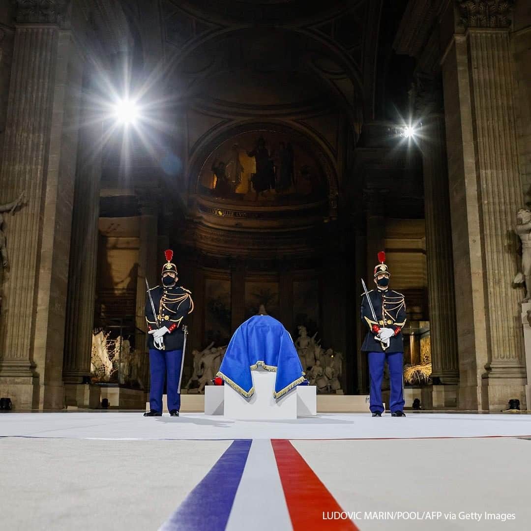 ABC Newsさんのインスタグラム写真 - (ABC NewsInstagram)「The coffin of French author Maurice Genevoix is pictured inside the Pantheon, at the end of a ceremony honouring the World War I soldiers. Genevoix was inducted to the Pantheon, where key figures from France's history are honoured, in Paris, on November 11, 2020, as part of the commemorations marking the 102nd anniversary of the November 11, 1918 Armistice, ending World War I. #france #pantheon #wwi」11月12日 18時30分 - abcnews
