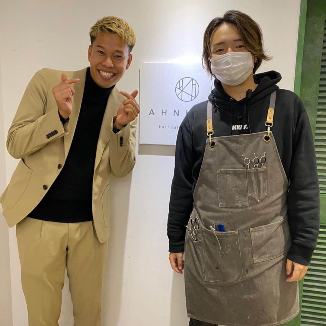 マキヒカのインスタグラム：「. 梅谷も僕もカットしてくださってるアンキシム店長りょーまだよ😘🔥フォローしてあげたってな！先輩やった🙊 . #アンキシム　 #大カリスマ美容師 #ポーズださっ #MKBF着用ありがとうございます」