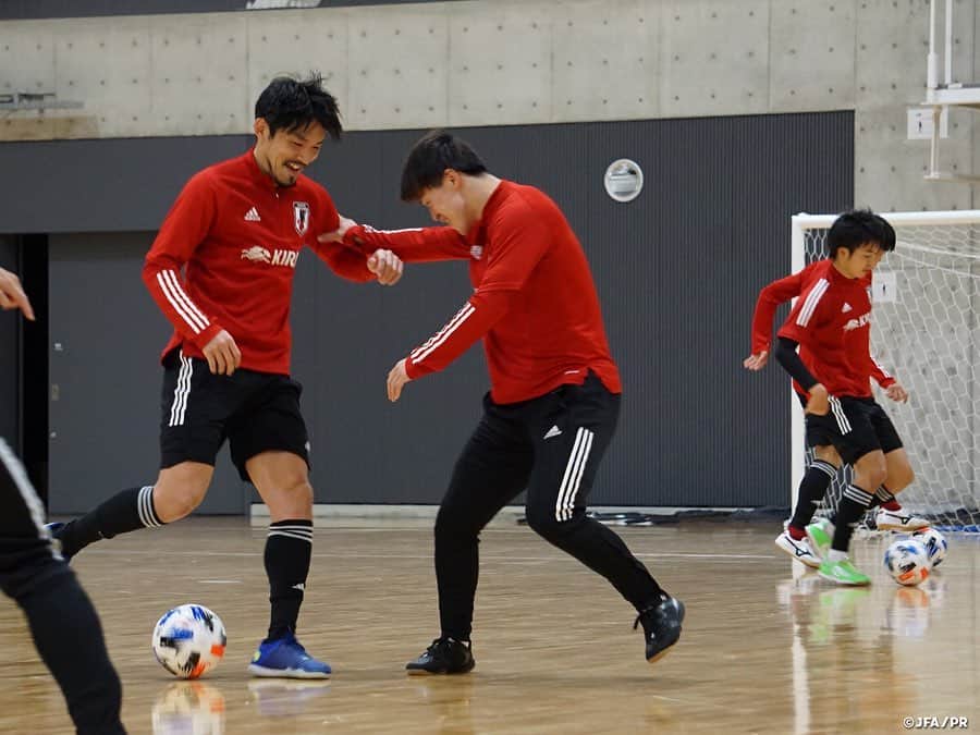 日本サッカー協会さんのインスタグラム写真 - (日本サッカー協会Instagram)「#フットサル日本代表 候補 試合に向けて戦術やセットプレーを確認 　 フットサル日本代表候補は、11月9日より #高円宮JFA夢フィールド で活動をスタートし、10日に2部のトレーニングを実施しました。 　 2日目は、先月各セッション2時間しっかりと強度の高いトレーニングを行っていたのに対して、今月は代表チームの戦術やセットプレーの確認に多くの時間を割き、試合に向けた戦う準備をしっかりと行いました。その中でも、#ブルーノガルシア 監督がミーティングで触れたピッチでは120%の力で取り組むという部分は要求し、選手たちは動きの細部にこだわり、ピッチ内外で積極的にコミュニケーションを取っている姿が見られました。 　 最終日は #Fリーグ 所属の #立川府中アスレティックFC @tachikawa_fuchu_athleticfc とのトレーニングマッチを行い、キャンプを締めくくる予定です。 　 #futsal #daihyo #jfa」11月12日 18時32分 - japanfootballassociation