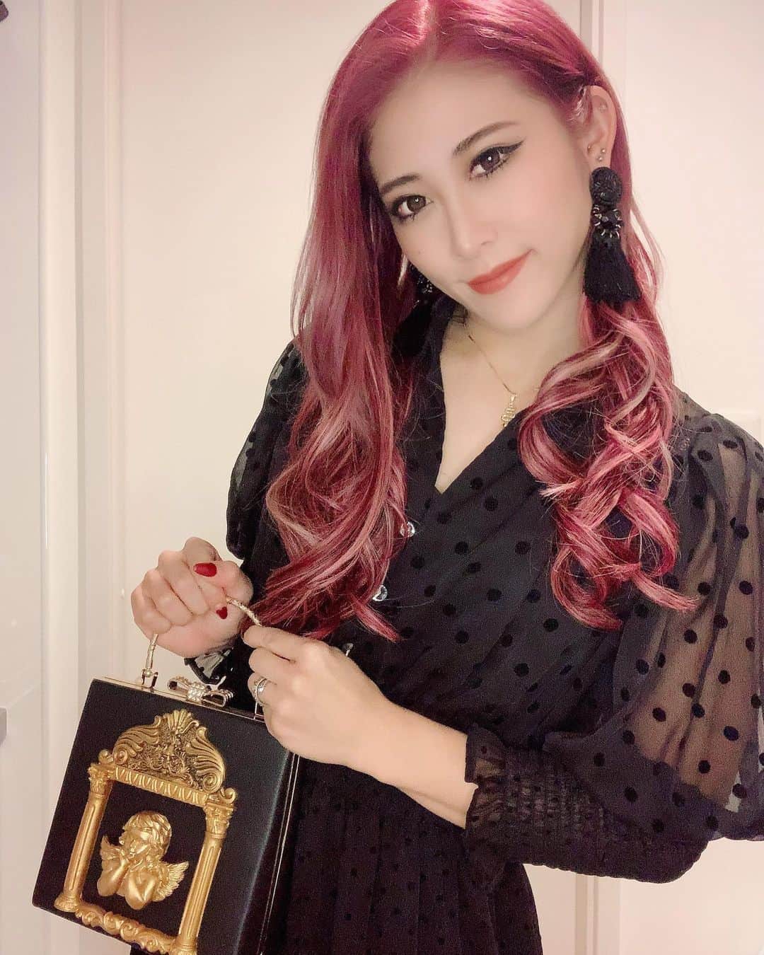 Kumiのインスタグラム：「. さっ♪ どこいく？？ . . . #バーレスク東京 #スーパーバーレスク東京 #burlesque #burlesquetokyo #インスタ映え #自撮り #selfie #イメチェン　#赤髪　#エクステ　#ショートからロング #ボブからロング #パープルピンク　#デートコーデ」