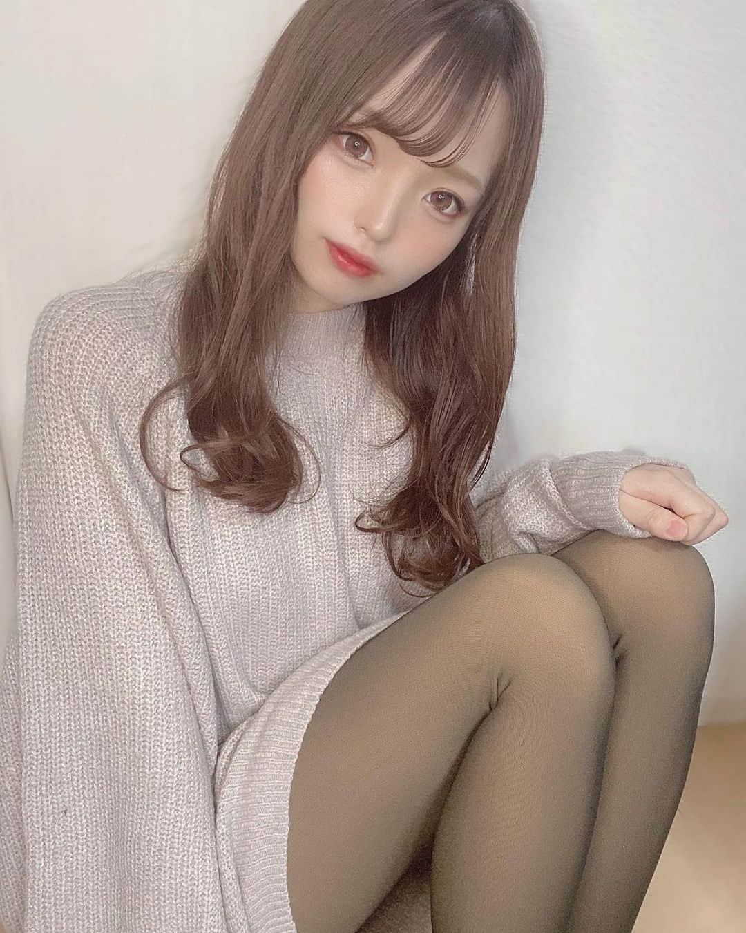 かなてゃんさんのインスタグラム写真 - (かなてゃんInstagram)「新しく発売されたHot Lining Tights、裏起毛でめちゃくちゃあったかい〜！！！  あったかいのに肌色加工されてるから透け感あるし、脚綺麗に見えるから今年の冬愛用します🐶❤︎ . . . . #YOUBE #HotLiningTights #PR #関西サロモ #インフルエンサー #フリーモデル #サロンモデル #ポートレート #japanese #japanesegirl #데일리　#셀카　#셀피　#데일리메이크업　#攝影　#旅遊攝影 #拍攝 #人像攝影 #selfie #グラビア #コスプレ #コスプレイヤー #グラビアアイドル #インスタグラビア #関西モデル」11月12日 18時34分 - _yakiniku_