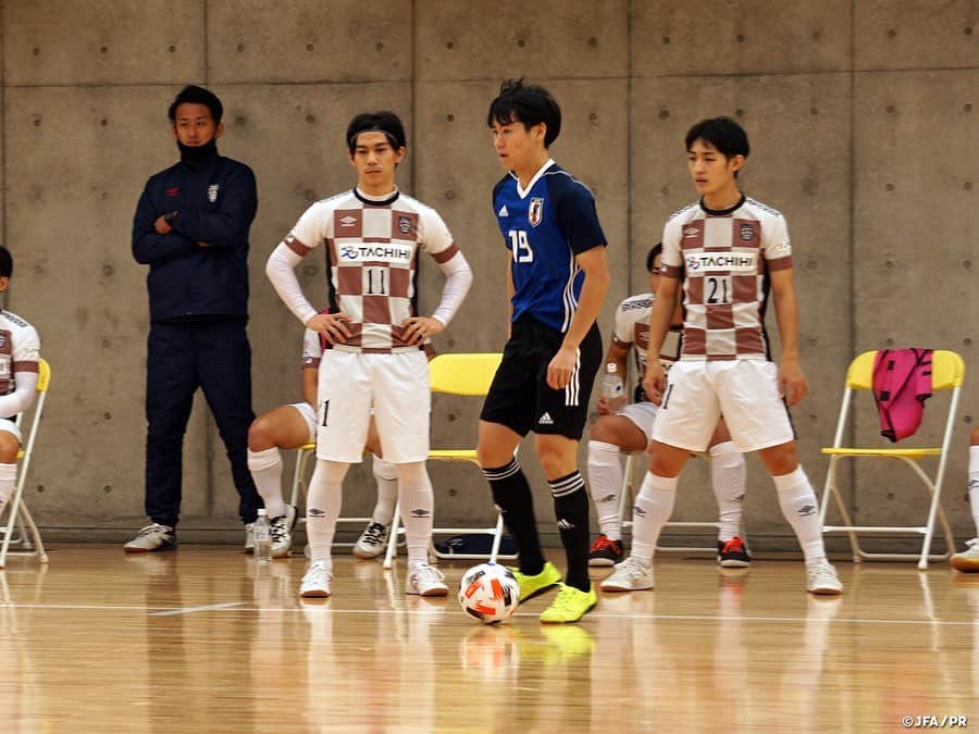 日本サッカー協会さんのインスタグラム写真 - (日本サッカー協会Instagram)「#フットサル日本代表 候補 トレーニングマッチに快勝してキャンプを終える 　 フットサル日本代表候補は、11月9日より #高円宮JFA夢フィールド で活動をスタートし、最終日の11日には #Fリーグ 所属の #立川府中アスレティックFC @tachikawa_fuchu_athleticfc とのトレーニングマッチを行いました。 　 最終日は10時から立川・府中アスレティックFCとトレーニングマッチを行いました。#ブルーノガルシア 監督はチームミーティングで「シーズン中にこのような機会を提供してくれた対戦相手に感謝しよう。その上で、最初の1秒から最後の1秒まで代表エンブレムを胸に全力でプレーしよう。トレーニングでは高いパフォーマンスを全員が発揮していたが、試合のピッチで表現してほしい。また今回参加できなかった代表チームのファミリーの分までしっかりと戦おう」と伝えて選手達をピッチへ送り出しました。 　 トレーニングマッチはプレーイングタイム方式の1ピリオド20分2本で実施されました。第1ピリオド、相手チームに積極的に攻め込む日本代表候補チームでしたが相手の守備やGKの好セーブでなかなか得点が奪えませんでしたが、9分に #仁部屋和弘 選手が待望の先制点を奪います。その後は互いが攻撃を仕掛け合い、得点が生まれない緊張感の溢れる時間が続きますが、17分に #皆本晃 選手、18分に #平田ネトアントニオマサノリ 選手のゴールが立て続けに決まり、第1ピリオドを3-0で折り返します。第2ピリオドは日本代表のコンセプトである強度の高い守備で相手の攻撃の芽を摘んでいき、相手を圧倒する時間が増えていきます。23分に2度目の代表候補招集となった #水谷颯真 選手が味方の浮き球のパスを豪快にボレーで決めて追加点を奪うと、そこから立て続けに #室田祐希 選手、#内田隼太 選手、平田選手の複数得点が決まり、最終スコア8-1でトレーニングマッチを終えました。 　 度重なるAFCフットサル選手権の延期に活動スケジュールの変更を余儀なくされている日本代表チームですが、来月に年内最後の活動を行い継続的な強化を図ります。 　 #futsal #daihyo #jfa」11月12日 18時34分 - japanfootballassociation