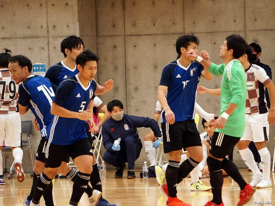 日本サッカー協会さんのインスタグラム写真 - (日本サッカー協会Instagram)「#フットサル日本代表 候補 トレーニングマッチに快勝してキャンプを終える 　 フットサル日本代表候補は、11月9日より #高円宮JFA夢フィールド で活動をスタートし、最終日の11日には #Fリーグ 所属の #立川府中アスレティックFC @tachikawa_fuchu_athleticfc とのトレーニングマッチを行いました。 　 最終日は10時から立川・府中アスレティックFCとトレーニングマッチを行いました。#ブルーノガルシア 監督はチームミーティングで「シーズン中にこのような機会を提供してくれた対戦相手に感謝しよう。その上で、最初の1秒から最後の1秒まで代表エンブレムを胸に全力でプレーしよう。トレーニングでは高いパフォーマンスを全員が発揮していたが、試合のピッチで表現してほしい。また今回参加できなかった代表チームのファミリーの分までしっかりと戦おう」と伝えて選手達をピッチへ送り出しました。 　 トレーニングマッチはプレーイングタイム方式の1ピリオド20分2本で実施されました。第1ピリオド、相手チームに積極的に攻め込む日本代表候補チームでしたが相手の守備やGKの好セーブでなかなか得点が奪えませんでしたが、9分に #仁部屋和弘 選手が待望の先制点を奪います。その後は互いが攻撃を仕掛け合い、得点が生まれない緊張感の溢れる時間が続きますが、17分に #皆本晃 選手、18分に #平田ネトアントニオマサノリ 選手のゴールが立て続けに決まり、第1ピリオドを3-0で折り返します。第2ピリオドは日本代表のコンセプトである強度の高い守備で相手の攻撃の芽を摘んでいき、相手を圧倒する時間が増えていきます。23分に2度目の代表候補招集となった #水谷颯真 選手が味方の浮き球のパスを豪快にボレーで決めて追加点を奪うと、そこから立て続けに #室田祐希 選手、#内田隼太 選手、平田選手の複数得点が決まり、最終スコア8-1でトレーニングマッチを終えました。 　 度重なるAFCフットサル選手権の延期に活動スケジュールの変更を余儀なくされている日本代表チームですが、来月に年内最後の活動を行い継続的な強化を図ります。 　 #futsal #daihyo #jfa」11月12日 18時34分 - japanfootballassociation