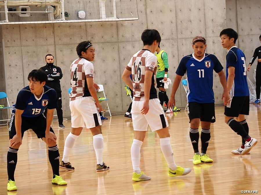 日本サッカー協会さんのインスタグラム写真 - (日本サッカー協会Instagram)「#フットサル日本代表 候補 トレーニングマッチに快勝してキャンプを終える 　 フットサル日本代表候補は、11月9日より #高円宮JFA夢フィールド で活動をスタートし、最終日の11日には #Fリーグ 所属の #立川府中アスレティックFC @tachikawa_fuchu_athleticfc とのトレーニングマッチを行いました。 　 最終日は10時から立川・府中アスレティックFCとトレーニングマッチを行いました。#ブルーノガルシア 監督はチームミーティングで「シーズン中にこのような機会を提供してくれた対戦相手に感謝しよう。その上で、最初の1秒から最後の1秒まで代表エンブレムを胸に全力でプレーしよう。トレーニングでは高いパフォーマンスを全員が発揮していたが、試合のピッチで表現してほしい。また今回参加できなかった代表チームのファミリーの分までしっかりと戦おう」と伝えて選手達をピッチへ送り出しました。 　 トレーニングマッチはプレーイングタイム方式の1ピリオド20分2本で実施されました。第1ピリオド、相手チームに積極的に攻め込む日本代表候補チームでしたが相手の守備やGKの好セーブでなかなか得点が奪えませんでしたが、9分に #仁部屋和弘 選手が待望の先制点を奪います。その後は互いが攻撃を仕掛け合い、得点が生まれない緊張感の溢れる時間が続きますが、17分に #皆本晃 選手、18分に #平田ネトアントニオマサノリ 選手のゴールが立て続けに決まり、第1ピリオドを3-0で折り返します。第2ピリオドは日本代表のコンセプトである強度の高い守備で相手の攻撃の芽を摘んでいき、相手を圧倒する時間が増えていきます。23分に2度目の代表候補招集となった #水谷颯真 選手が味方の浮き球のパスを豪快にボレーで決めて追加点を奪うと、そこから立て続けに #室田祐希 選手、#内田隼太 選手、平田選手の複数得点が決まり、最終スコア8-1でトレーニングマッチを終えました。 　 度重なるAFCフットサル選手権の延期に活動スケジュールの変更を余儀なくされている日本代表チームですが、来月に年内最後の活動を行い継続的な強化を図ります。 　 #futsal #daihyo #jfa」11月12日 18時34分 - japanfootballassociation