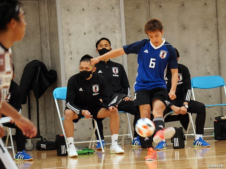 日本サッカー協会さんのインスタグラム写真 - (日本サッカー協会Instagram)「#フットサル日本代表 候補 トレーニングマッチに快勝してキャンプを終える 　 フットサル日本代表候補は、11月9日より #高円宮JFA夢フィールド で活動をスタートし、最終日の11日には #Fリーグ 所属の #立川府中アスレティックFC @tachikawa_fuchu_athleticfc とのトレーニングマッチを行いました。 　 最終日は10時から立川・府中アスレティックFCとトレーニングマッチを行いました。#ブルーノガルシア 監督はチームミーティングで「シーズン中にこのような機会を提供してくれた対戦相手に感謝しよう。その上で、最初の1秒から最後の1秒まで代表エンブレムを胸に全力でプレーしよう。トレーニングでは高いパフォーマンスを全員が発揮していたが、試合のピッチで表現してほしい。また今回参加できなかった代表チームのファミリーの分までしっかりと戦おう」と伝えて選手達をピッチへ送り出しました。 　 トレーニングマッチはプレーイングタイム方式の1ピリオド20分2本で実施されました。第1ピリオド、相手チームに積極的に攻め込む日本代表候補チームでしたが相手の守備やGKの好セーブでなかなか得点が奪えませんでしたが、9分に #仁部屋和弘 選手が待望の先制点を奪います。その後は互いが攻撃を仕掛け合い、得点が生まれない緊張感の溢れる時間が続きますが、17分に #皆本晃 選手、18分に #平田ネトアントニオマサノリ 選手のゴールが立て続けに決まり、第1ピリオドを3-0で折り返します。第2ピリオドは日本代表のコンセプトである強度の高い守備で相手の攻撃の芽を摘んでいき、相手を圧倒する時間が増えていきます。23分に2度目の代表候補招集となった #水谷颯真 選手が味方の浮き球のパスを豪快にボレーで決めて追加点を奪うと、そこから立て続けに #室田祐希 選手、#内田隼太 選手、平田選手の複数得点が決まり、最終スコア8-1でトレーニングマッチを終えました。 　 度重なるAFCフットサル選手権の延期に活動スケジュールの変更を余儀なくされている日本代表チームですが、来月に年内最後の活動を行い継続的な強化を図ります。 　 #futsal #daihyo #jfa」11月12日 18時34分 - japanfootballassociation