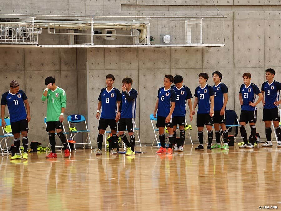 日本サッカー協会さんのインスタグラム写真 - (日本サッカー協会Instagram)「#フットサル日本代表 候補 トレーニングマッチに快勝してキャンプを終える 　 フットサル日本代表候補は、11月9日より #高円宮JFA夢フィールド で活動をスタートし、最終日の11日には #Fリーグ 所属の #立川府中アスレティックFC @tachikawa_fuchu_athleticfc とのトレーニングマッチを行いました。 　 最終日は10時から立川・府中アスレティックFCとトレーニングマッチを行いました。#ブルーノガルシア 監督はチームミーティングで「シーズン中にこのような機会を提供してくれた対戦相手に感謝しよう。その上で、最初の1秒から最後の1秒まで代表エンブレムを胸に全力でプレーしよう。トレーニングでは高いパフォーマンスを全員が発揮していたが、試合のピッチで表現してほしい。また今回参加できなかった代表チームのファミリーの分までしっかりと戦おう」と伝えて選手達をピッチへ送り出しました。 　 トレーニングマッチはプレーイングタイム方式の1ピリオド20分2本で実施されました。第1ピリオド、相手チームに積極的に攻め込む日本代表候補チームでしたが相手の守備やGKの好セーブでなかなか得点が奪えませんでしたが、9分に #仁部屋和弘 選手が待望の先制点を奪います。その後は互いが攻撃を仕掛け合い、得点が生まれない緊張感の溢れる時間が続きますが、17分に #皆本晃 選手、18分に #平田ネトアントニオマサノリ 選手のゴールが立て続けに決まり、第1ピリオドを3-0で折り返します。第2ピリオドは日本代表のコンセプトである強度の高い守備で相手の攻撃の芽を摘んでいき、相手を圧倒する時間が増えていきます。23分に2度目の代表候補招集となった #水谷颯真 選手が味方の浮き球のパスを豪快にボレーで決めて追加点を奪うと、そこから立て続けに #室田祐希 選手、#内田隼太 選手、平田選手の複数得点が決まり、最終スコア8-1でトレーニングマッチを終えました。 　 度重なるAFCフットサル選手権の延期に活動スケジュールの変更を余儀なくされている日本代表チームですが、来月に年内最後の活動を行い継続的な強化を図ります。 　 #futsal #daihyo #jfa」11月12日 18時34分 - japanfootballassociation