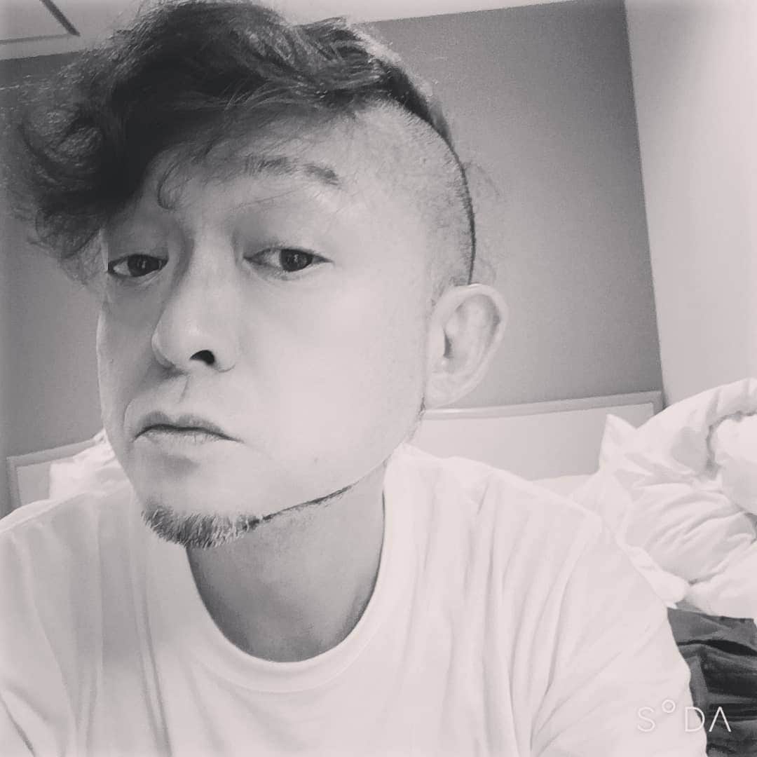 松本隆博のインスタグラム：「。 日本のメディアさんへ！  13歳のいたいけな なんの罪のない、普通に 生活してた少女を拉致して 未だに返さない非情な国、 北朝鮮の悪戯を世界に発信 した大統領は誰だ？ そんなのしてくれた、そこに 理解してくれた大統領は誰だ？ あーーーん？ 誰だ？ それは…トランプ大統領だ！  そんなのしてくれた大統領はな？ ！！、、、  トランプ大統領なんだよ！  なのに今のお前らの！ 報道の仕方はなんだ？！おい  お前ら！  日本にはな！ 礼節謙譲の精神ってあるんやぞ！  知らんのか？日本のメディアの みなさんわよー。  知らんのか💦  以上や。」