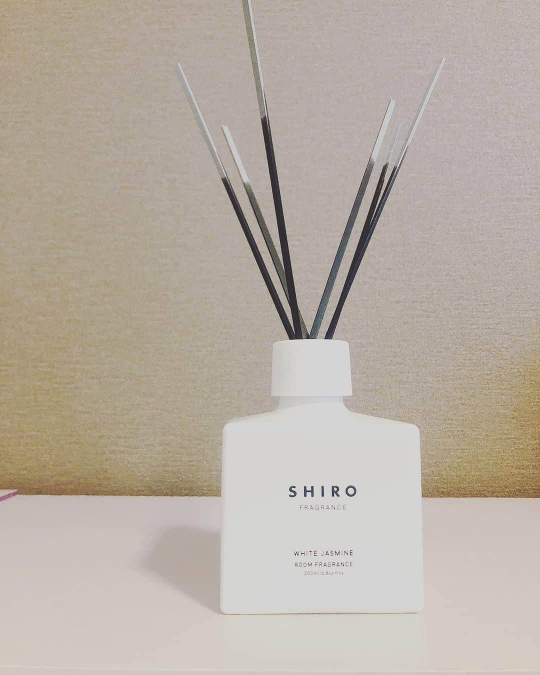上原あかりのインスタグラム：「ホワイトジャスミンの香り♡ 限定とか復刻とか買ってしまうよね…👼  #shiro」