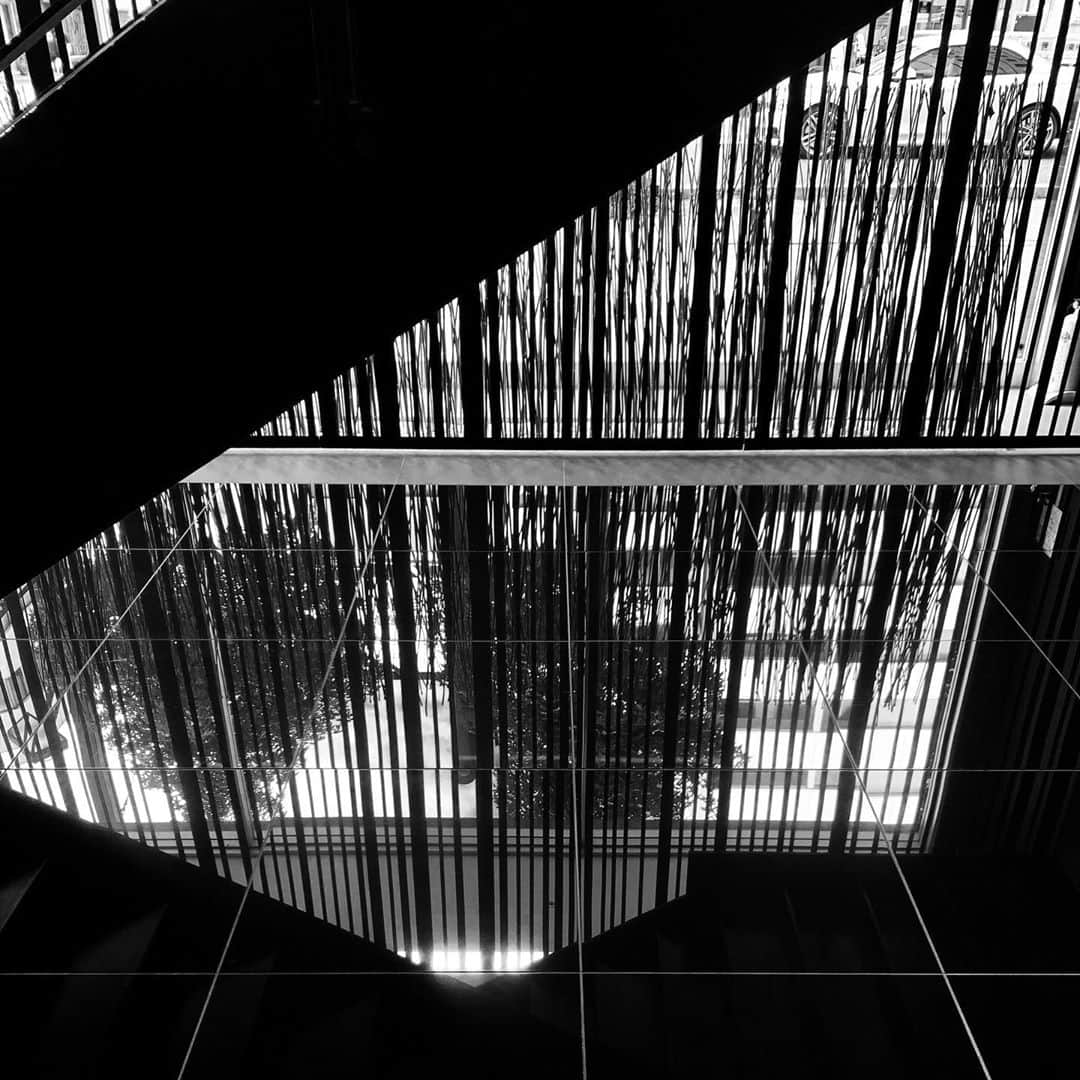 naotakeのインスタグラム：「ホテル - the lobby of a hotel / iPhone XR & Snapseed, 20201113 . . 13日の金曜日、といえばのジェイソンを知らない人が増えてきた。 . . #spicollective #royalsnappingartists #infamous_family #rsa_main #infinity_photo_cult #2_fineart #jp_gallery_member #jp_gallery_bnw #trb_bnw #wp_bnw  #bnw_life #bnwlife_member #bnw_life_shots #bnw_captures #world_bnw #top_bnw #team_jp_ #team_jp_モノクロ #ig_energy_bw #ig_nihon #streetphotographybnw #igersjp #blackandwhite #bnw #bnwphoto #monochrome #bw #bnwphotography #ShotOniPhone #shotoniphoneXR」
