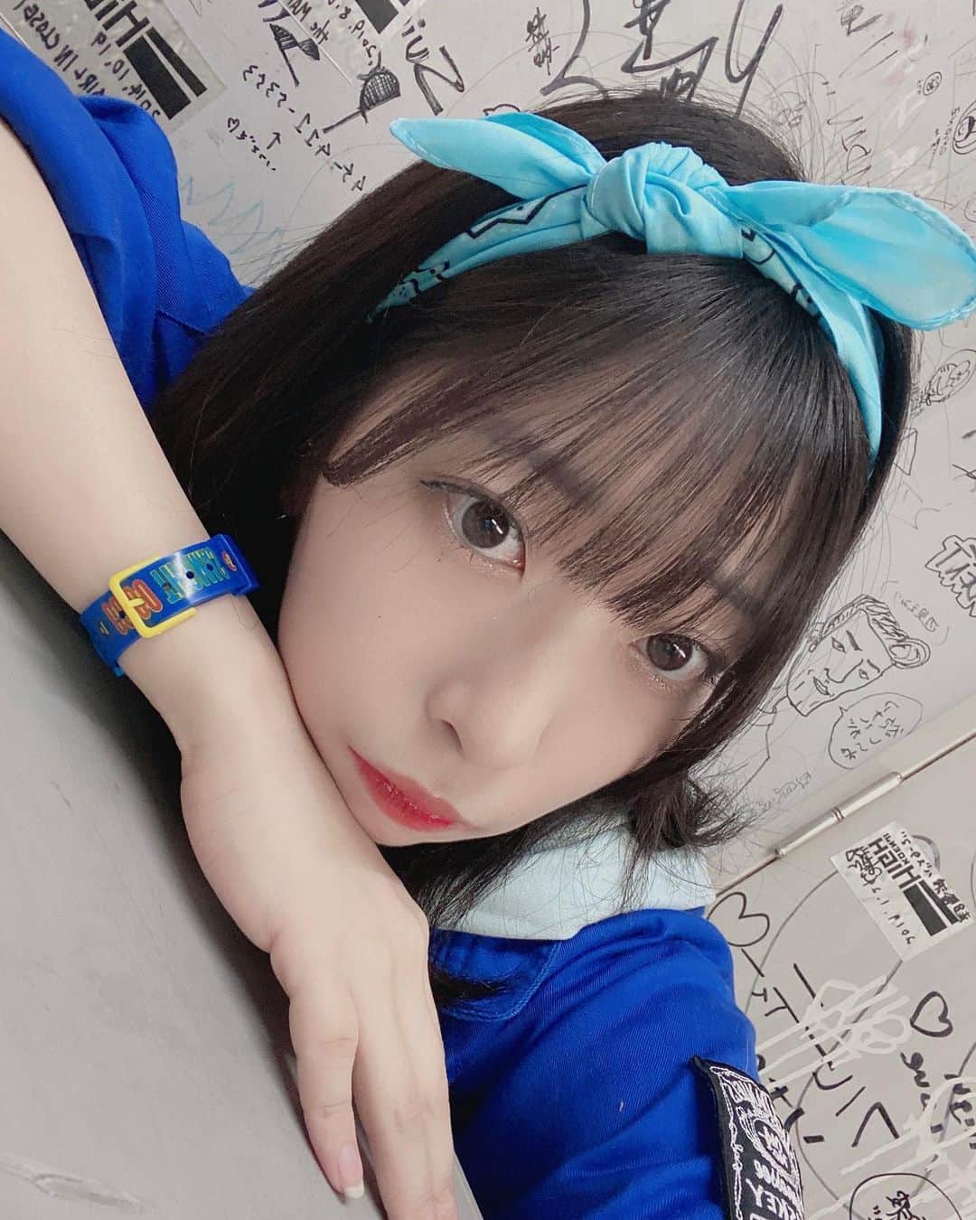 佐藤梨菜のインスタグラム：「💎🌐🦋  #青担当 #blue #アイドル #idol #아이돌 #つなぎ #バンダナ #パーカー #コーデ #衣装 #ゼニガメ #トーマス #可愛い #いいね #コメント大歓迎 #좋아요 #좋아요환영 #팔로우미」