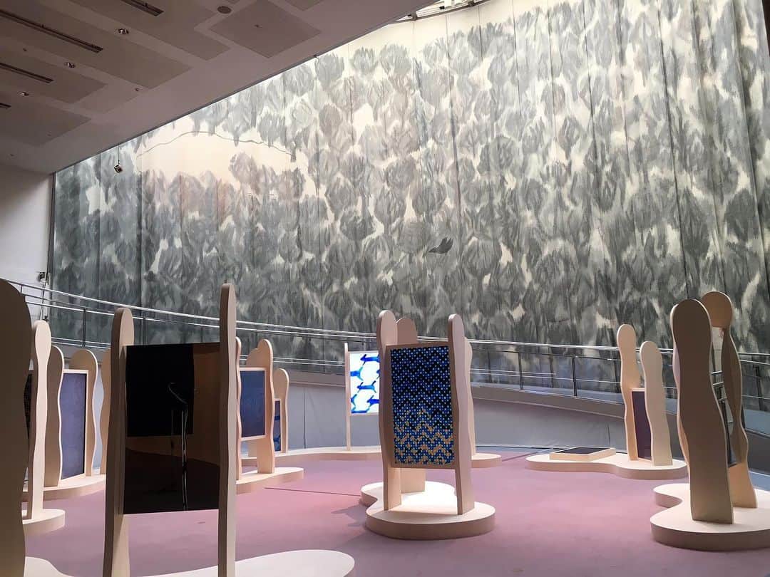 WWDジャパンさんのインスタグラム写真 - (WWDジャパンInstagram)「ニュース：「ミナ ぺルホネン」のクリエイションの原点に触れる展覧会　都心で森林浴気分  皆川明による「ミナ　ペルホネン（MINA PERHONEN以下、ミナ）」による「風景の色 景色の風 feel to see」展が東京・青山のスパイラルで開催されている。同展は今年ブランド設立25周年を迎えた記念の展示で、クリエイションの原点であるテキスタイルを始め、「ミナ」として初めて手掛けたアイテムなどブランドの軌跡が読み取れる展示になっている。会期中には、皆川によるライブペインティングが予定されており、外からその様子が見られるほか、「ミナ」のオリジナル商品を展示販売する。  展覧会の詳細は @wwd_jp のプロフィールのリンクから  #皆川明#ミナペルホネン#MINAPERHONEN#スパイラル#風景の色#景色の風#feeltosee」11月12日 18時44分 - wwd_jp