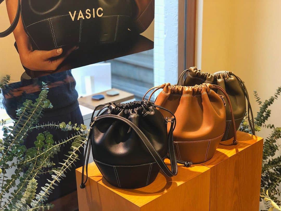 西山真以さんのインスタグラム写真 - (西山真以Instagram)「* @vasic_japan  2021ssの展示会へ。 新たなデザインや絶妙な色味が揃い、どれもとても素敵でした〜♡  今回はまだ持っていないPORT MINI MINI (写真3〜5枚目)で、合わせやすそうなグレージュ系の《stone》という新色にしてみました♪  改めて数えてみたら、vasicはこれで7個目に✨笑  #vasic  #2021ss  @vasic_newyork  @vasic_japan」11月12日 18時45分 - mai0830