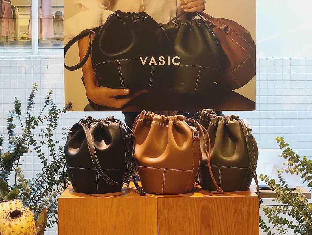 西山真以のインスタグラム：「* @vasic_japan  2021ssの展示会へ。 新たなデザインや絶妙な色味が揃い、どれもとても素敵でした〜♡  今回はまだ持っていないPORT MINI MINI (写真3〜5枚目)で、合わせやすそうなグレージュ系の《stone》という新色にしてみました♪  改めて数えてみたら、vasicはこれで7個目に✨笑  #vasic  #2021ss  @vasic_newyork  @vasic_japan」
