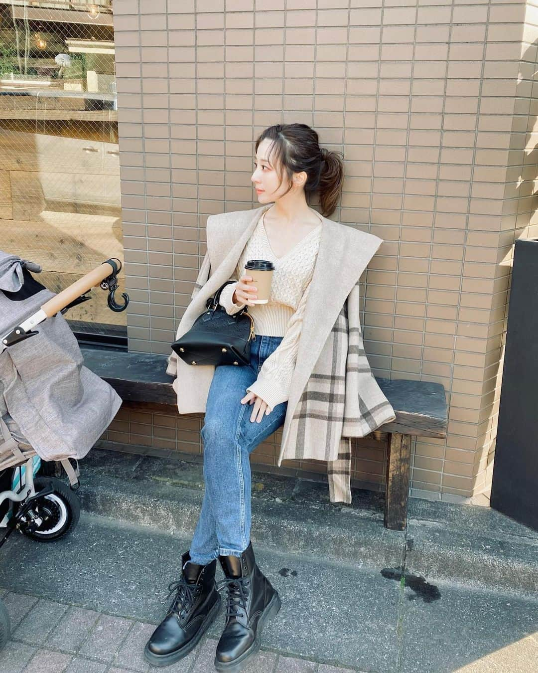 水野佐彩さんのインスタグラム写真 - (水野佐彩Instagram)「・ ご近所お散歩コーデ🤍 お昼寝が短いと巷で有名な娘も← ベビーカーだとよく寝てくれてる👶🏻 その隙にヘーゼルナッツラテ🥰☕️幸 #coordinate  tops#valmuer @valmuer_official  outer#maisonmarble @maison.marble  pants#zara @zara  shoes#drmartens @drmartens_japan  bag#louisvuitton @louisvuitton  #sサイズコーデ #153cmコーデ #おちびコーデ #ママコーデ #sサイズ女子 #30代ファッション #30代コーデ  #おちびの輪 #きょコ #ママライフ #令和2年ベビー #2020年ベビー #女の子ママ #秋メイク」11月12日 18時49分 - saaya_mizuno