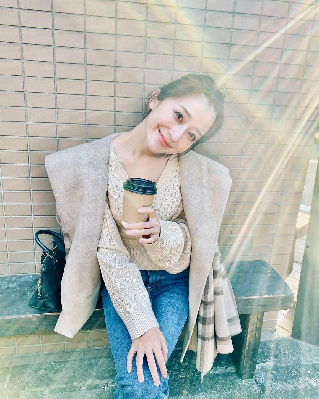 水野佐彩さんのインスタグラム写真 - (水野佐彩Instagram)「・ ご近所お散歩コーデ🤍 お昼寝が短いと巷で有名な娘も← ベビーカーだとよく寝てくれてる👶🏻 その隙にヘーゼルナッツラテ🥰☕️幸 #coordinate  tops#valmuer @valmuer_official  outer#maisonmarble @maison.marble  pants#zara @zara  shoes#drmartens @drmartens_japan  bag#louisvuitton @louisvuitton  #sサイズコーデ #153cmコーデ #おちびコーデ #ママコーデ #sサイズ女子 #30代ファッション #30代コーデ  #おちびの輪 #きょコ #ママライフ #令和2年ベビー #2020年ベビー #女の子ママ #秋メイク」11月12日 18時49分 - saaya_mizuno