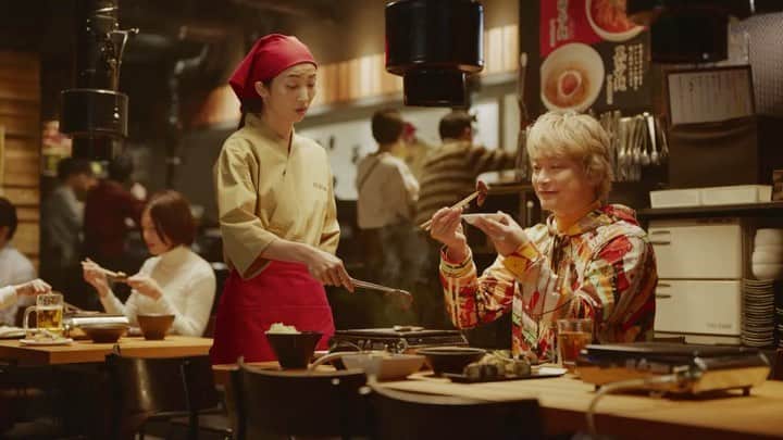 のインスタグラム：「＼新CMが放映開始📺！／  今度のCMは香取慎吾さんの「聞き間違い」によって、ユニークなストーリーが展開?! さらに今回はデーブ・スペクターさんと、Mattさんによる夢のコラボが実現🎉  「ネットでお店を開くならBASE（ベイス）」をテーマに、香取さんが繰り広げる物語は2パターンあるので要チェック！😍  CMの特設ページでは 💍ここでしか見ることができないインタビュー 👀CM撮影時のメイキング 映像を見ることができます🎶  @katorishingo_official @mattkuwata_official2018 #ネットでお店を開くならBASE #香取慎吾 #デーブスペクター #Matt #BASEec」