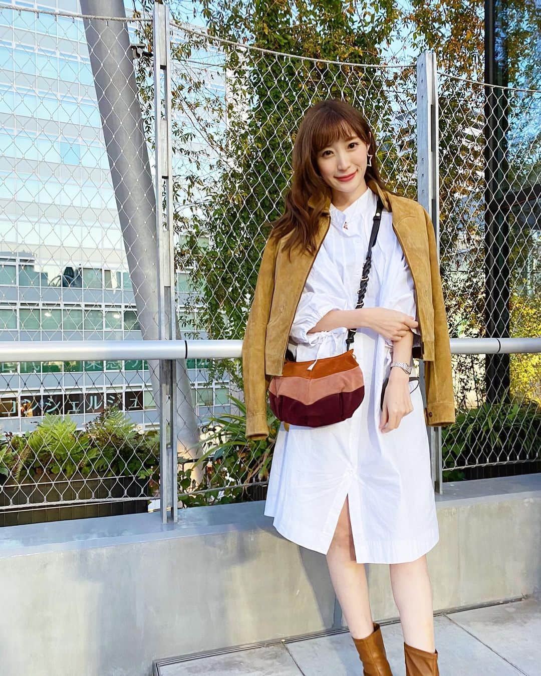 小林真由のインスタグラム：「貴重な秋服シーズン🍁🤎﻿ シャツブラウスが好きで毎日のように着てます。﻿ ﻿ jacket: #ysl op: @ys_stella_shop  bag: #chloe﻿ boots: #dholic﻿ pierce: @naturali_jewelry  ﻿ ﻿  #ファッション #コーデ #ママコーデ #女の子ママ #男の子ママ #ママライフ #コーディネート #1歳 #生後3ヶ月 #ベビー #二人育児 #coordinate #fashion」