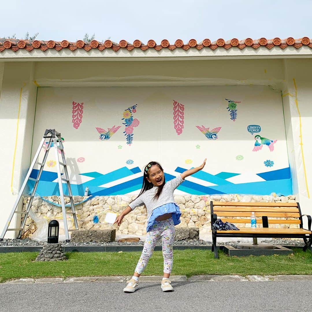 照屋 健太郎さんのインスタグラム写真 - (照屋 健太郎Instagram)「石垣島のリゾートホテルさんから、 LIBERTY FORCEの壁画アートを描くお仕事を頂いて。4泊5日で石垣島に来ています✈️💪🏼🎨😊✨琉球紅型の染色家 知花さんと一緒に、丸々2日間かけて、今朝1つ目の壁画を完成しました。琉球紅型の伝統的な技法やモチーフを、パステルカラーを使って可愛く表現しています。こちらはホテル内にあるレストランの外壁です。  土曜日までにもう1つ、ホテル内に壁画を仕上げます。 朝から暗くなるまでの壁画作業、結構楽しいです😊  ご担当の平野さん、ご紹介頂いた加藤さん、 そして繋いでくれた亮太に感謝です🙏🏻  #沖縄 #石垣島 #okinawa #ishigakiisland #mural #art #LIBERTYFORCE #CHASEYOURBRIGHTFUTURE」11月12日 18時52分 - libertyforce_teruya