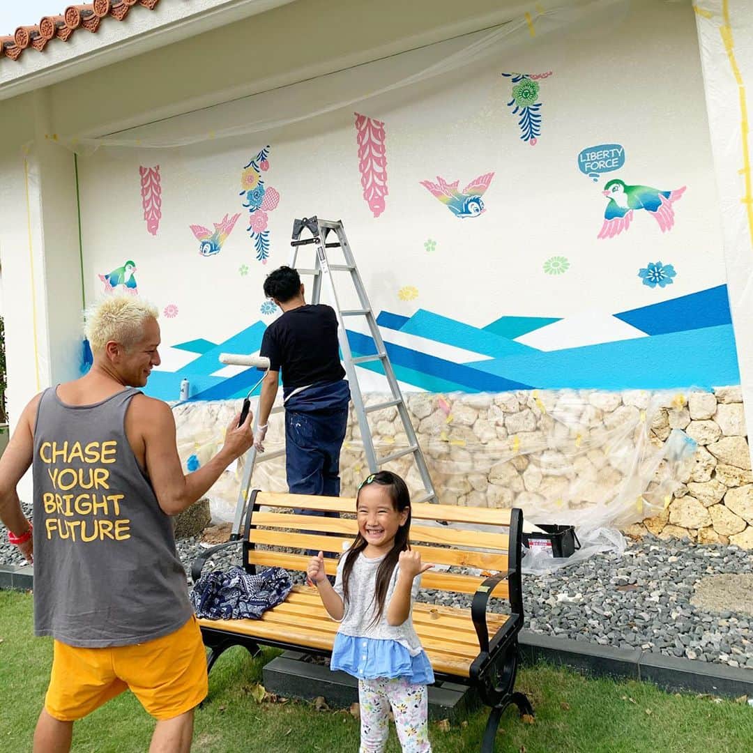 照屋 健太郎さんのインスタグラム写真 - (照屋 健太郎Instagram)「石垣島のリゾートホテルさんから、 LIBERTY FORCEの壁画アートを描くお仕事を頂いて。4泊5日で石垣島に来ています✈️💪🏼🎨😊✨琉球紅型の染色家 知花さんと一緒に、丸々2日間かけて、今朝1つ目の壁画を完成しました。琉球紅型の伝統的な技法やモチーフを、パステルカラーを使って可愛く表現しています。こちらはホテル内にあるレストランの外壁です。  土曜日までにもう1つ、ホテル内に壁画を仕上げます。 朝から暗くなるまでの壁画作業、結構楽しいです😊  ご担当の平野さん、ご紹介頂いた加藤さん、 そして繋いでくれた亮太に感謝です🙏🏻  #沖縄 #石垣島 #okinawa #ishigakiisland #mural #art #LIBERTYFORCE #CHASEYOURBRIGHTFUTURE」11月12日 18時52分 - libertyforce_teruya