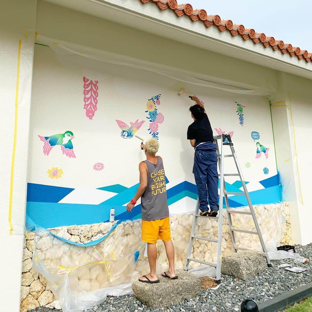 照屋 健太郎さんのインスタグラム写真 - (照屋 健太郎Instagram)「石垣島のリゾートホテルさんから、 LIBERTY FORCEの壁画アートを描くお仕事を頂いて。4泊5日で石垣島に来ています✈️💪🏼🎨😊✨琉球紅型の染色家 知花さんと一緒に、丸々2日間かけて、今朝1つ目の壁画を完成しました。琉球紅型の伝統的な技法やモチーフを、パステルカラーを使って可愛く表現しています。こちらはホテル内にあるレストランの外壁です。  土曜日までにもう1つ、ホテル内に壁画を仕上げます。 朝から暗くなるまでの壁画作業、結構楽しいです😊  ご担当の平野さん、ご紹介頂いた加藤さん、 そして繋いでくれた亮太に感謝です🙏🏻  #沖縄 #石垣島 #okinawa #ishigakiisland #mural #art #LIBERTYFORCE #CHASEYOURBRIGHTFUTURE」11月12日 18時52分 - libertyforce_teruya