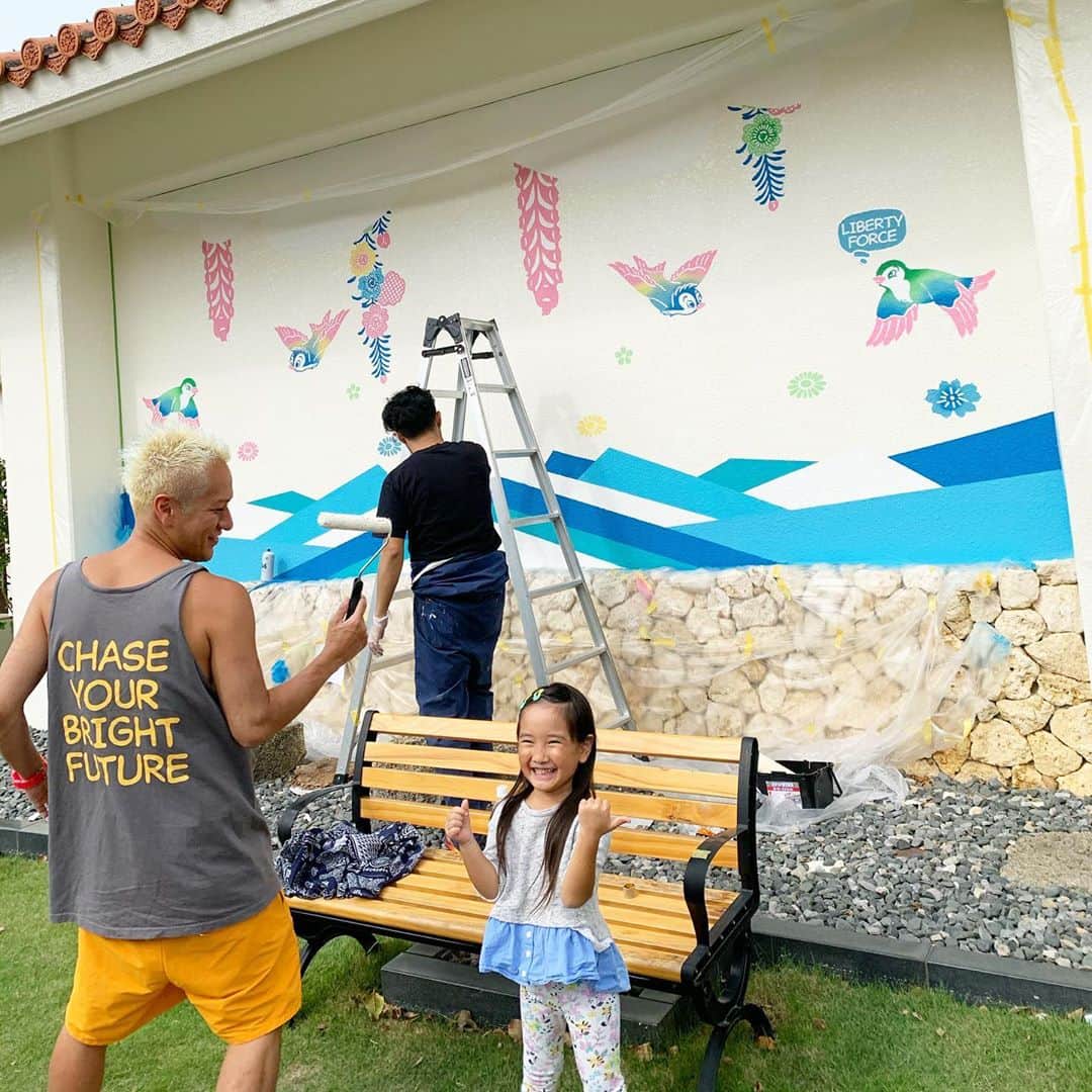 照屋 健太郎のインスタグラム：「石垣島のリゾートホテルさんから、 LIBERTY FORCEの壁画アートを描くお仕事を頂いて。4泊5日で石垣島に来ています✈️💪🏼🎨😊✨琉球紅型の染色家 知花さんと一緒に、丸々2日間かけて、今朝1つ目の壁画を完成しました。琉球紅型の伝統的な技法やモチーフを、パステルカラーを使って可愛く表現しています。こちらはホテル内にあるレストランの外壁です。  土曜日までにもう1つ、ホテル内に壁画を仕上げます。 朝から暗くなるまでの壁画作業、結構楽しいです😊  ご担当の平野さん、ご紹介頂いた加藤さん、 そして繋いでくれた亮太に感謝です🙏🏻  #沖縄 #石垣島 #okinawa #ishigakiisland #mural #art #LIBERTYFORCE #CHASEYOURBRIGHTFUTURE」