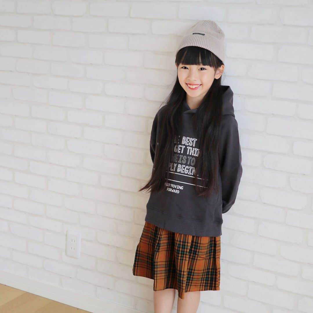 Akiのインスタグラム：「11/12 ・ 毎年11月のキャプションに書いているので 知ってるよしつこいよって方 いらっしゃるかと思いますが ・ ・ 11月は ・ 15日 私の誕生日👩🏻 17日 義父の誕生日👨🏻‍🦳 28日 パパの誕生日🧔🏻 ・ ということで 毎年、合同誕生日会をしています🎂 ・ ・ ついでに言うと ・ 16日 私の兄の誕生日👨🏻‍🦱 22日 結婚記念日💍 ・ #11月パニック ・ ・ 娘、どうやら 誕生日プレゼントを用意してくれるらしく ・ 👧🏻「ママ、最近ハマってるものとかない？」 👧🏻「趣味とかある？」 ・ とあからさまに探りを入れてきます😌 ・ #下手くそかよ可愛いな ・ ・ ・ そんな娘の今月の  @breeze__official コーデ👧🏻👖 ・ 今回は秋にピッタリなフルコーデ！ ・ ☑︎カラーフーディー ☑︎チェック柄スカート ☑︎ニット帽 ・ ・ このコーデ娘が一目で気に入り 速攻学校に着て行ってました😌 ・ 母ちゃん的に フードの立ち上がりがめちゃくちゃ好き☺️👌 ・ ・ 相変わらず幼児ボディーな娘も スラッと見える気がするこのコーデ ・ オススメです👧🏻 ・ ・ ・ ・ #breeze#breezecrew#ブリーズ#ブリーズキッズ#ぶりくる」